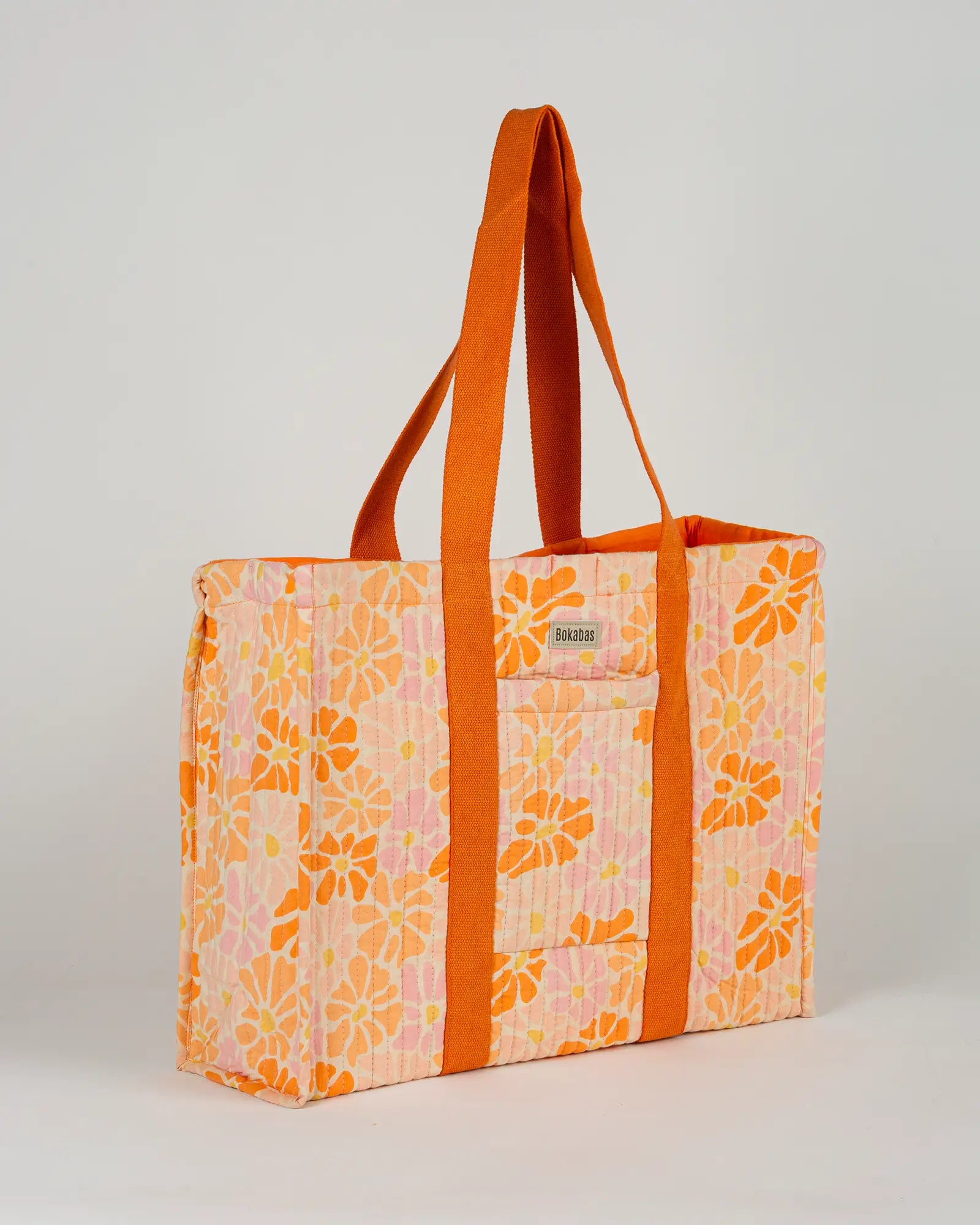 Sac cabas en tissu matelassé Bokabas, imprimé Peachy fleuri orange, vue de trois-quarts