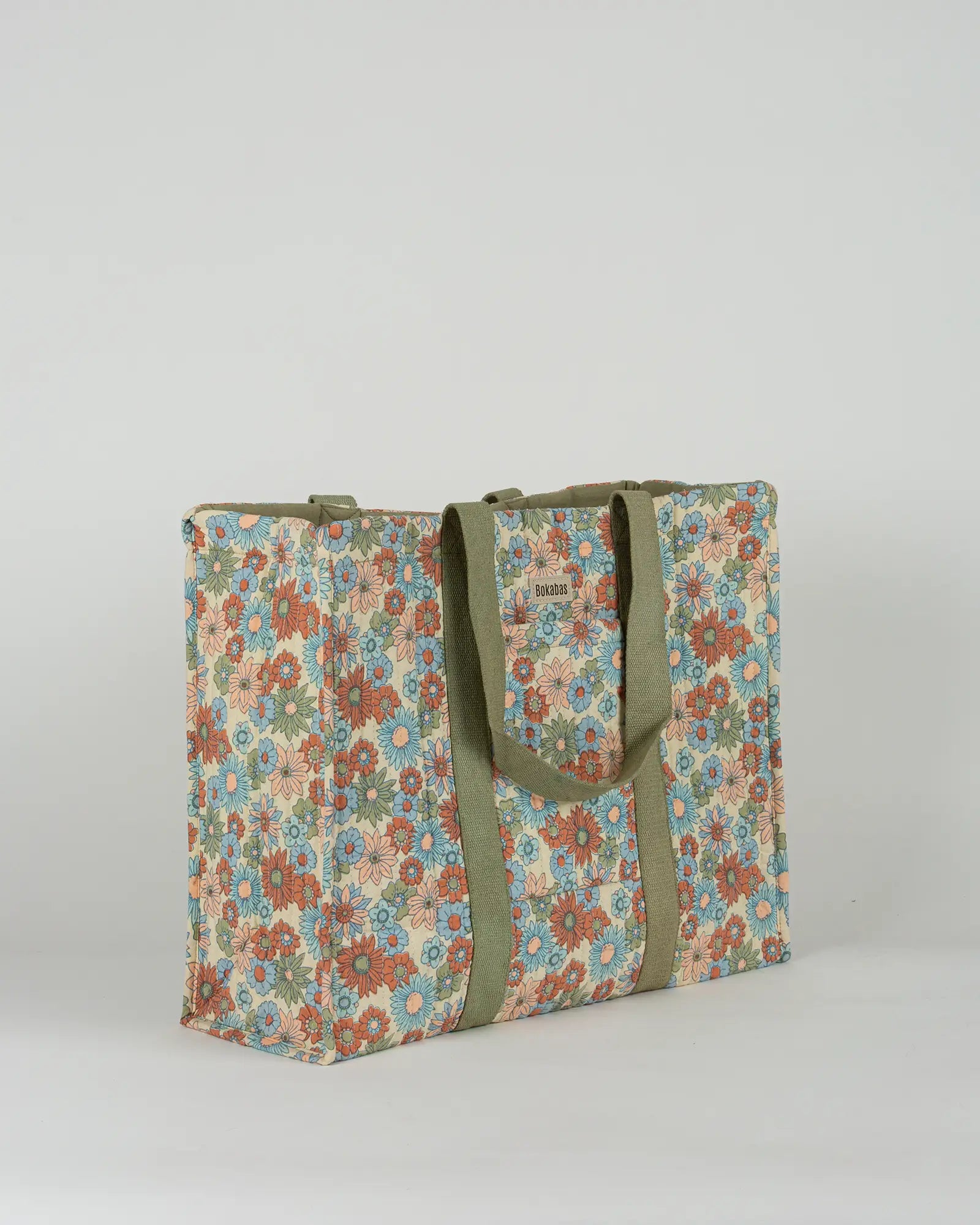 Sac cabas en tissu matelassé Bokabas, imprimé Rétro liberty vert, bleu et orange, vue de trois-quarts