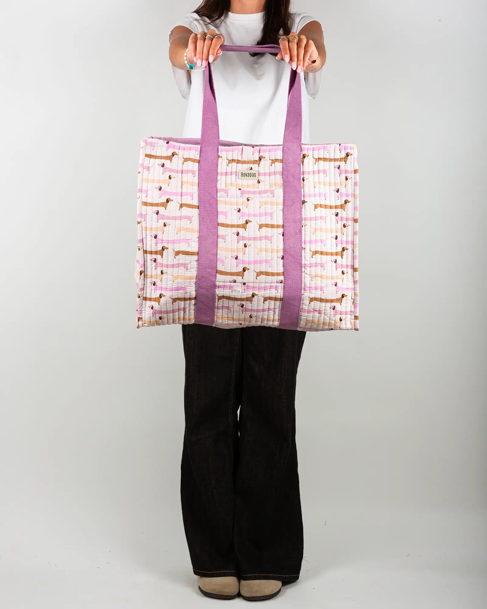 Sac cabas en tissu matelassé Bokabas, imprimé Saucisse chien teckel rose et violet, porté