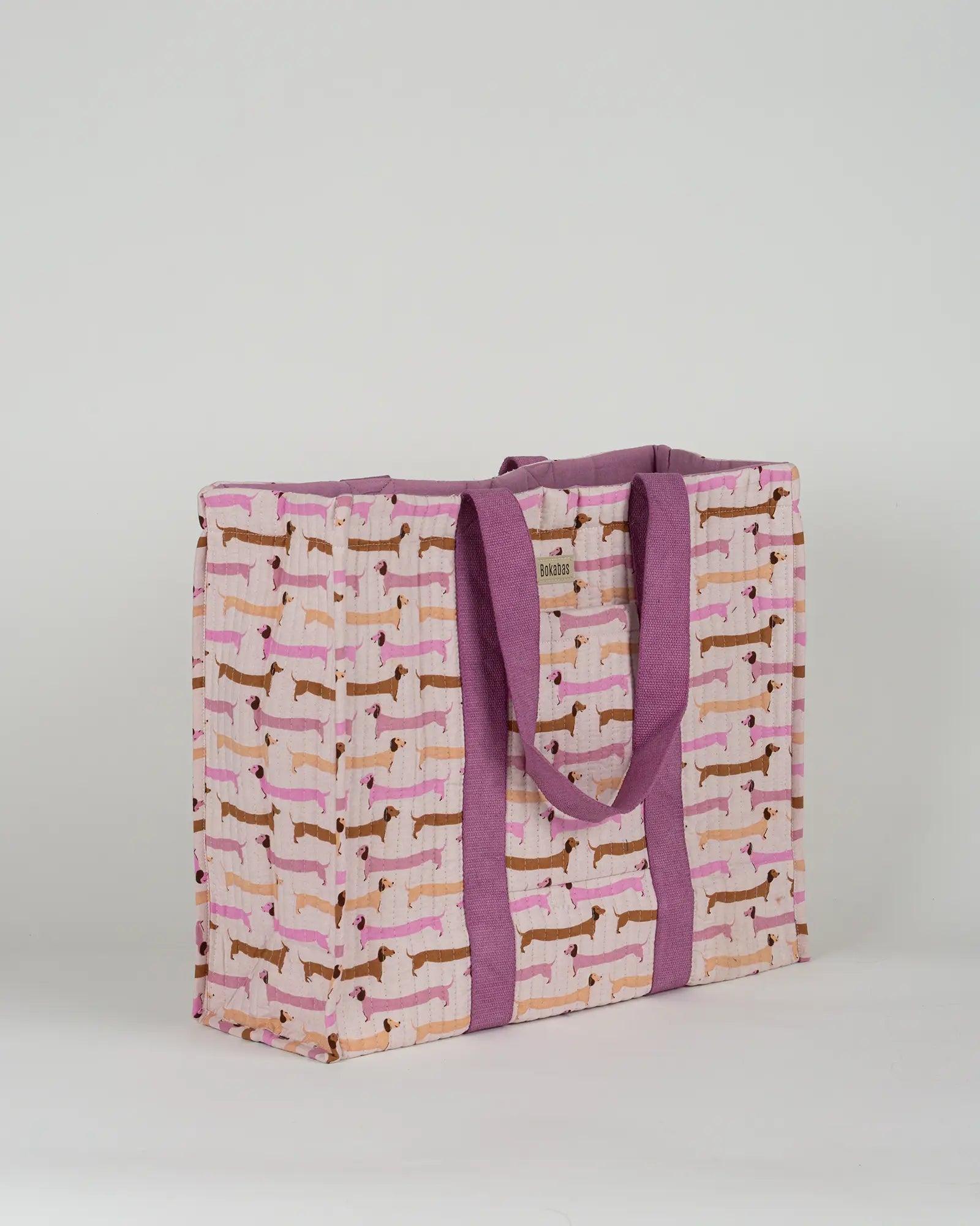 Sac cabas en tissu matelassé Bokabas, imprimé Saucisse chien teckel rose et violet, vue de trois-quarts
