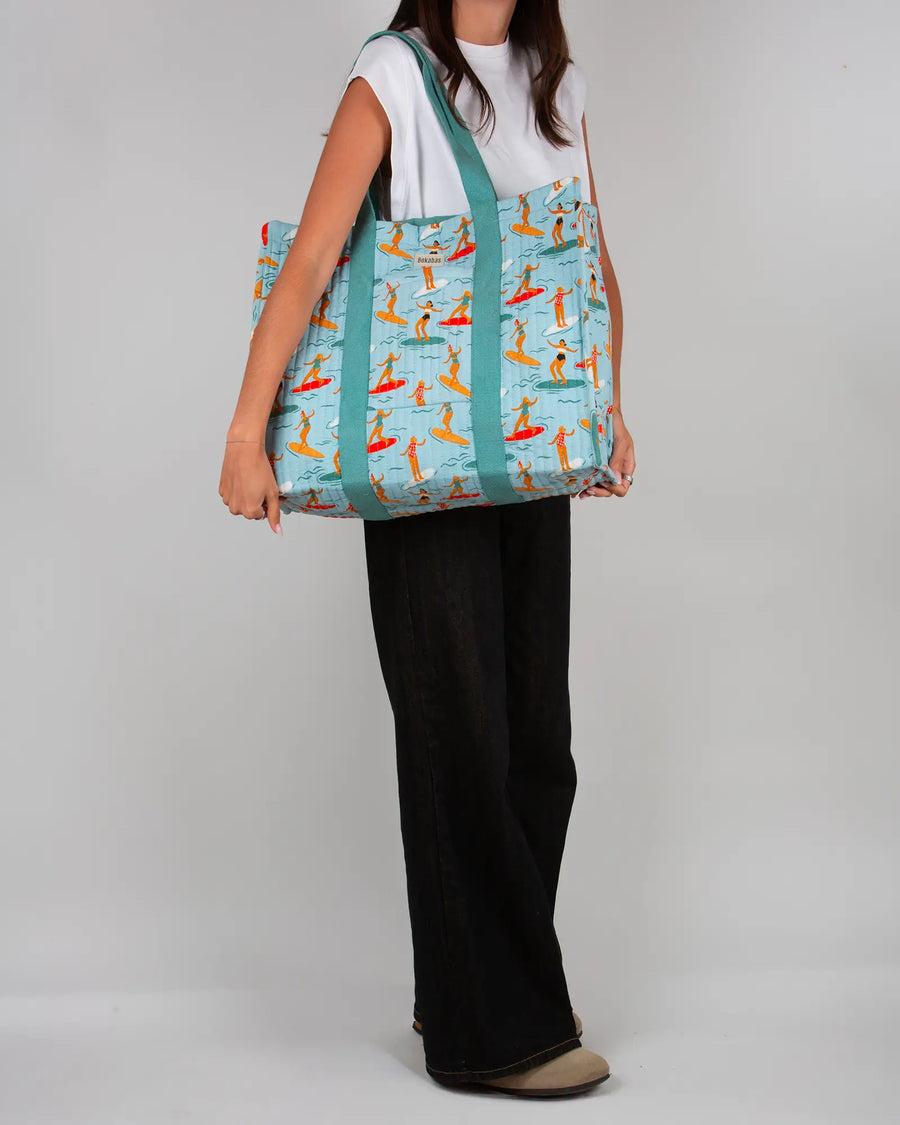 Sac cabas en tissu matelassé Bokabas, imprimé Surf bleu, porté