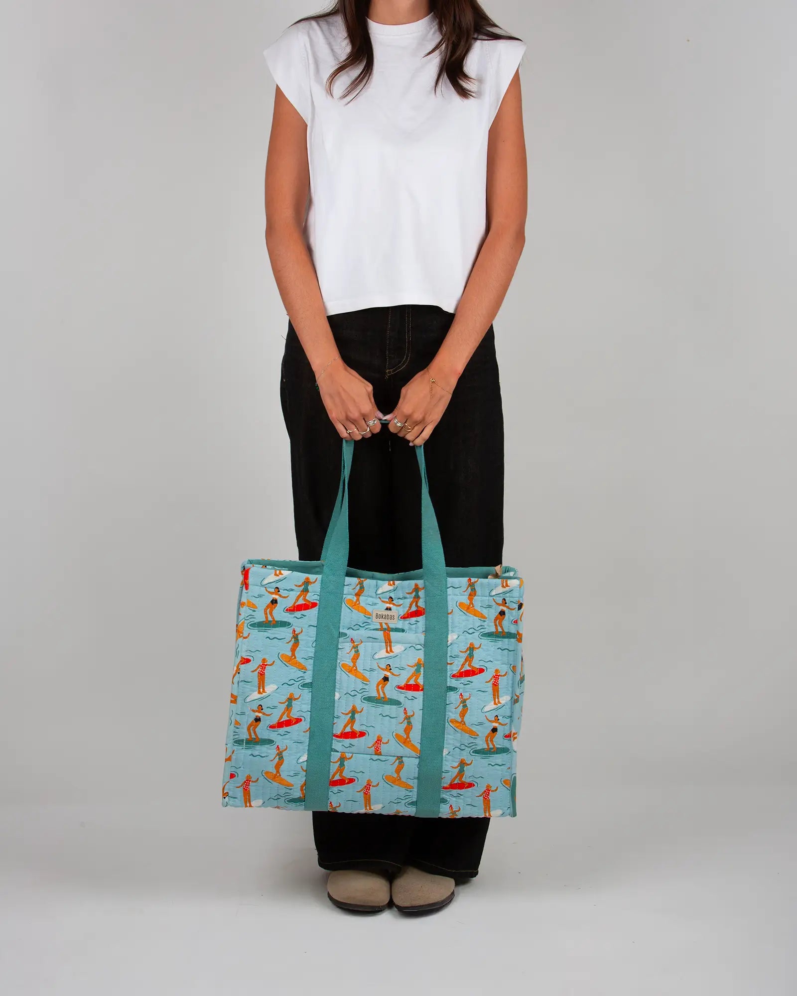 Sac cabas en tissu matelassé Bokabas, imprimé Surf bleu, porté