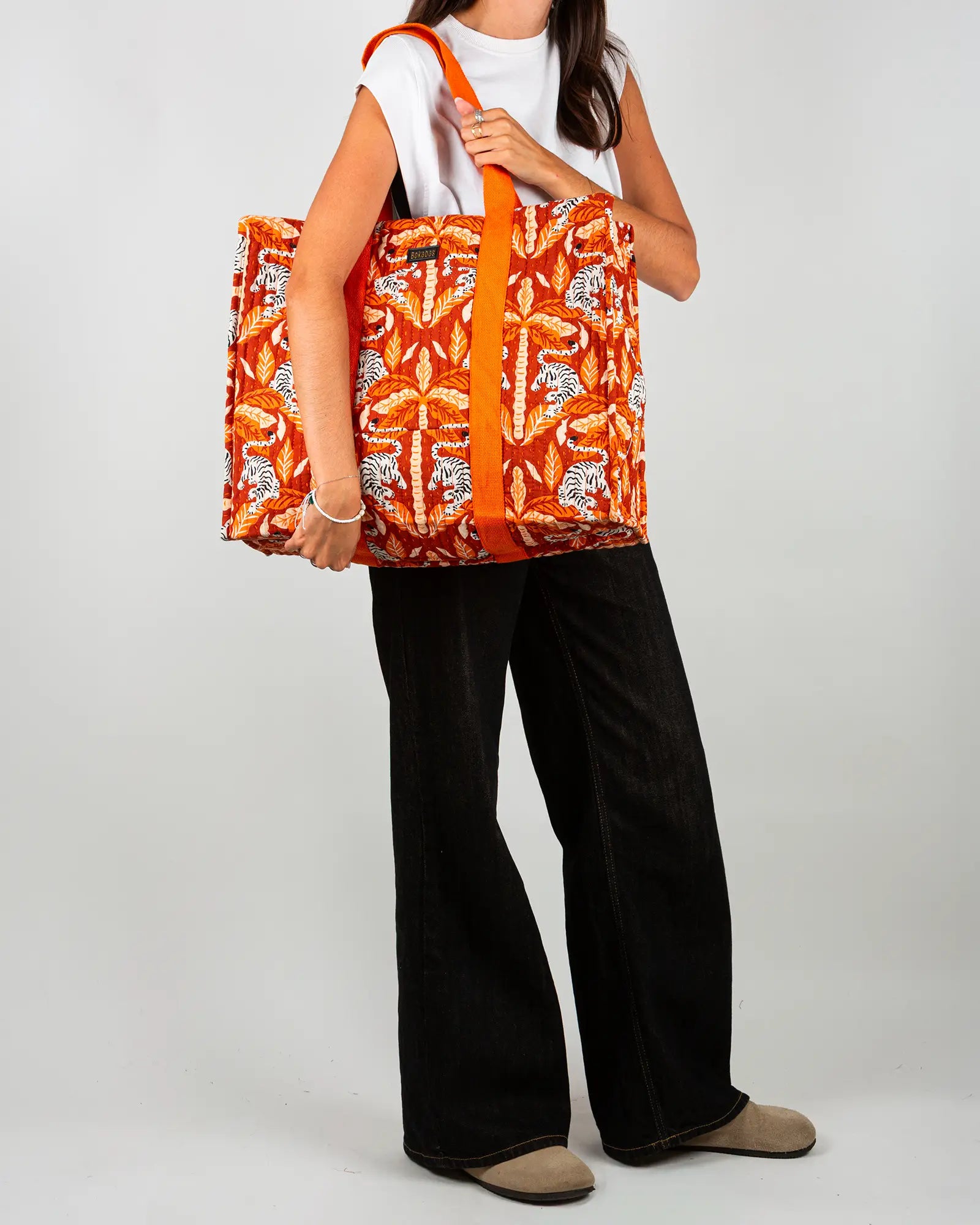 Sac cabas en tissu matelassé Bokabas, imprimé Tropique palmier et guépard orange, porté