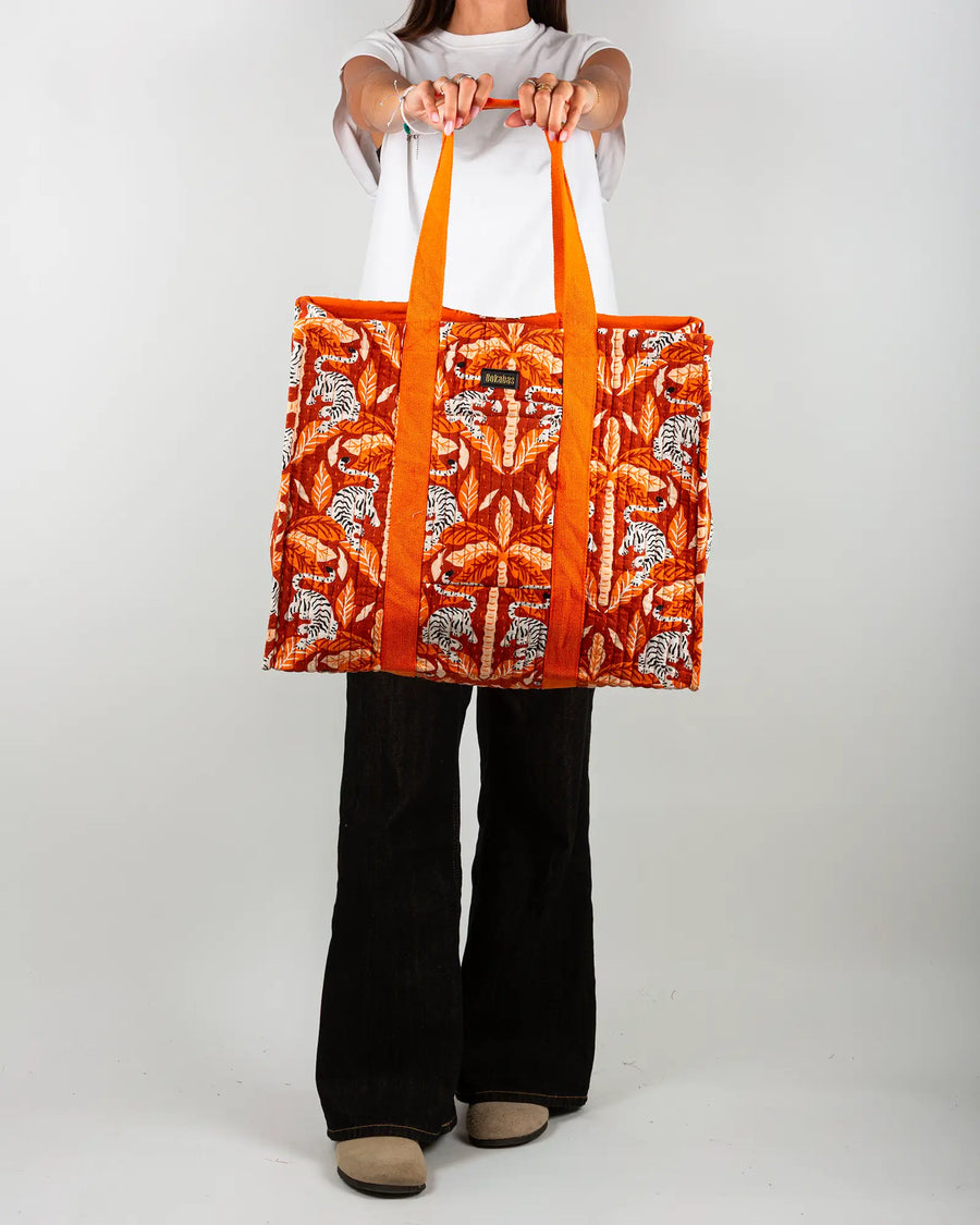 Sac cabas en tissu matelassé Bokabas, imprimé Tropique palmier et guépard orange, porté