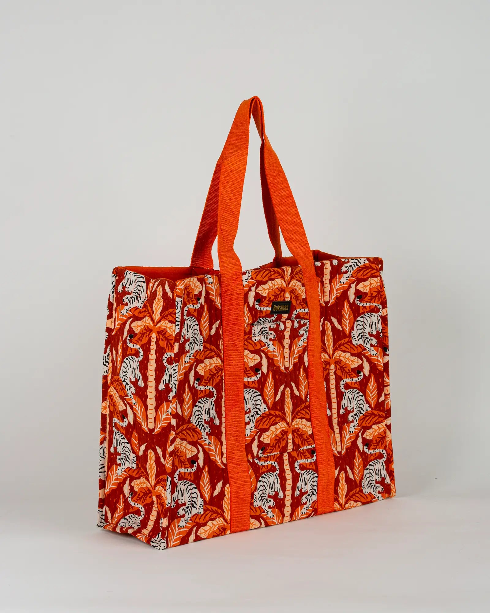 Sac cabas en tissu matelassé Bokabas, imprimé Tropique palmier et guépard orange, vue de trois-quarts