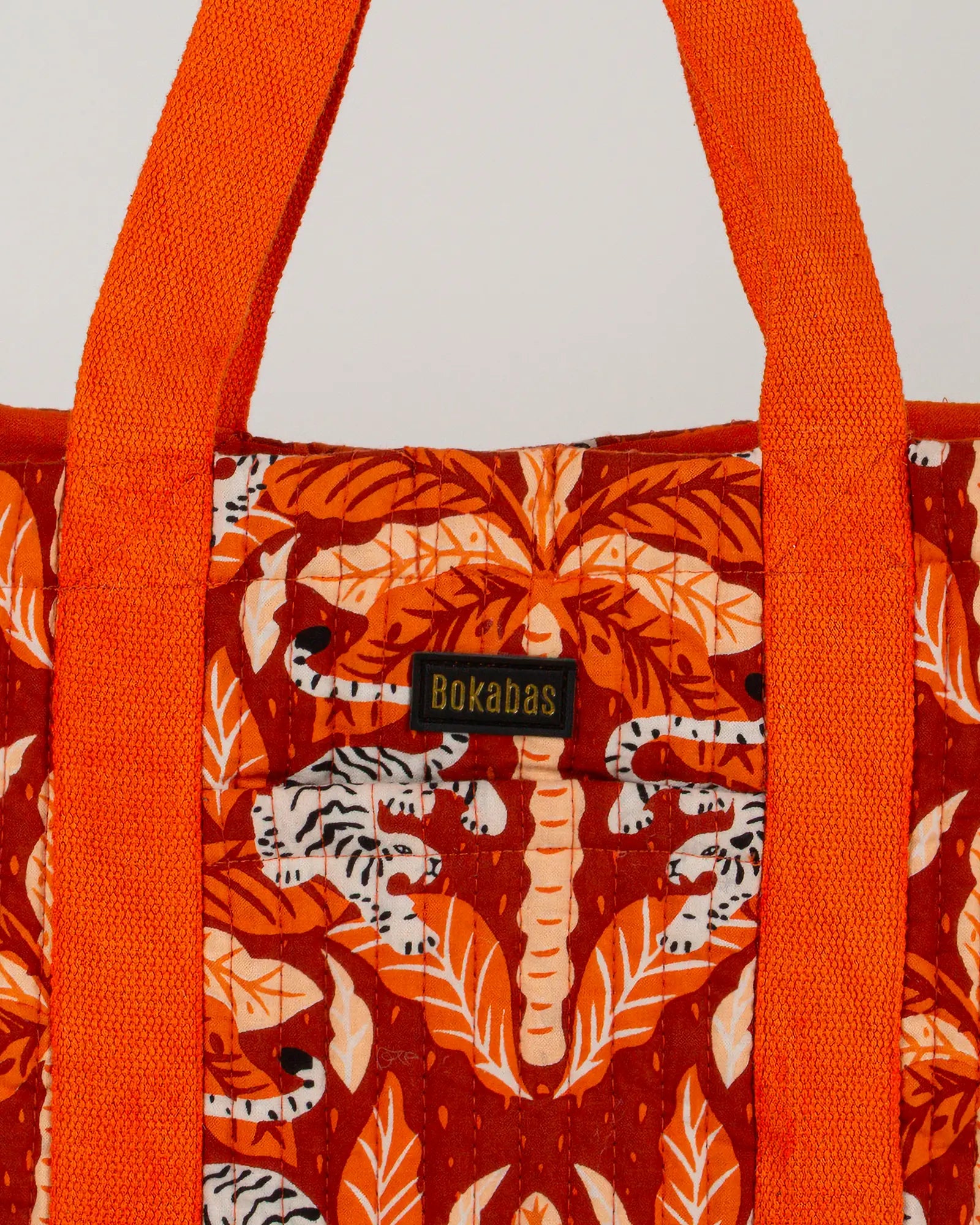Sac cabas en tissu matelassé Bokabas, imprimé Tropique palmier et guépard orange, zoom sur la matière