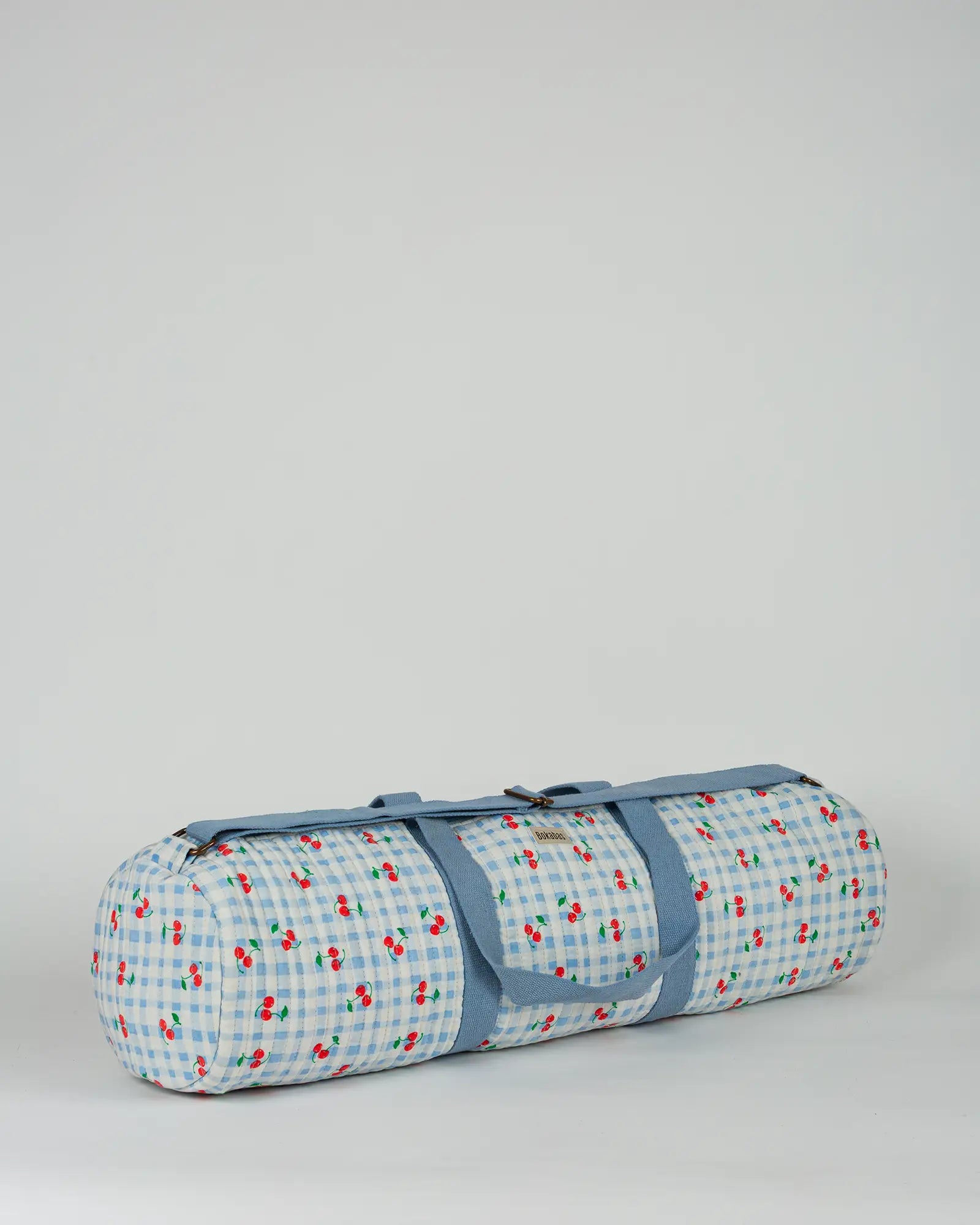 Sac de yoga en tissu matelassé Bokabas, imprimé Cerise vichy bleu, vue de trois-quarts