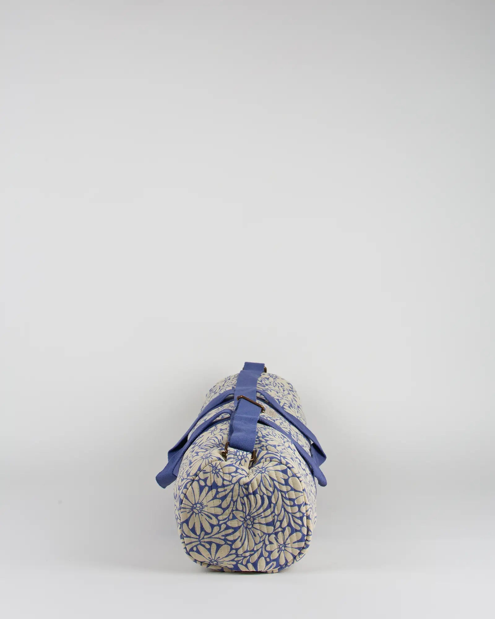 Sac de yoga en tissu matelassé Bokabas, imprimé Daisy fleuri bleu et beige, vue de profil