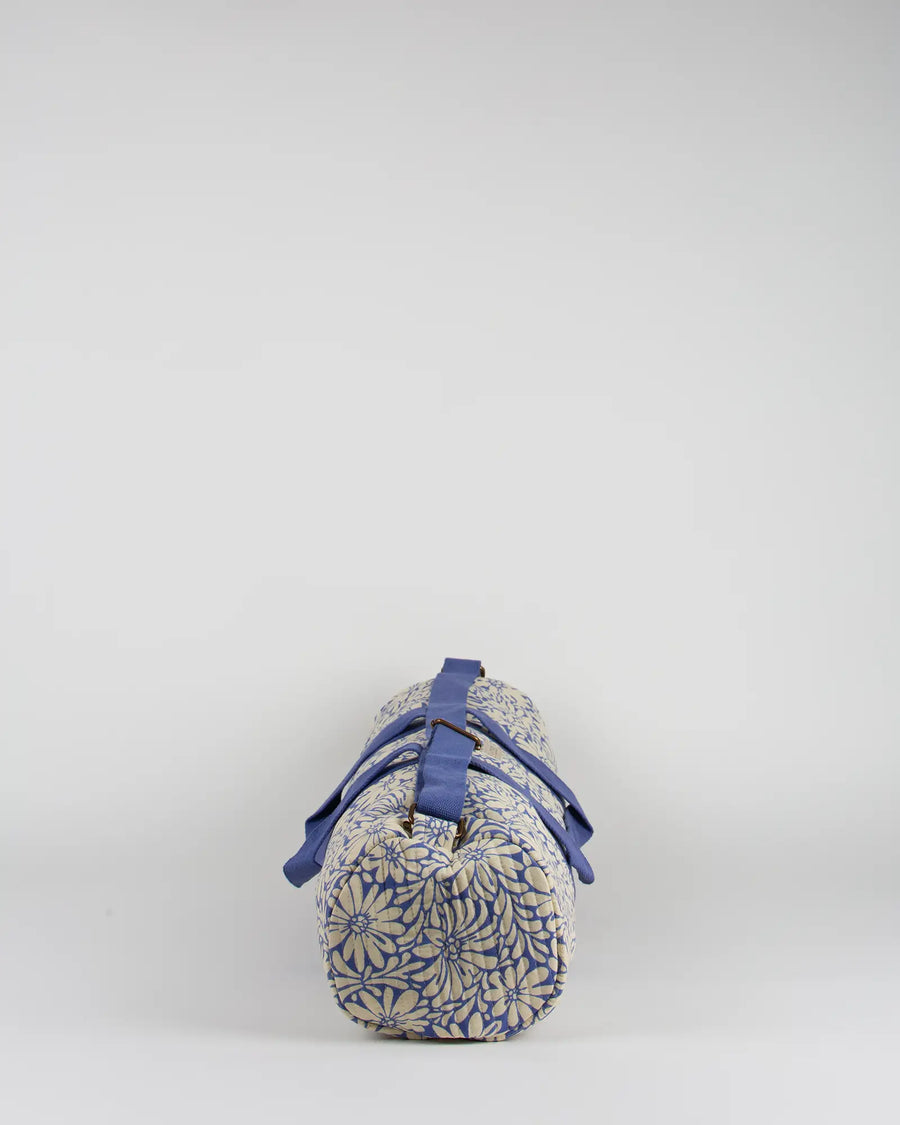 Sac de yoga en tissu matelassé Bokabas, imprimé Daisy fleuri bleu et beige, vue de profil