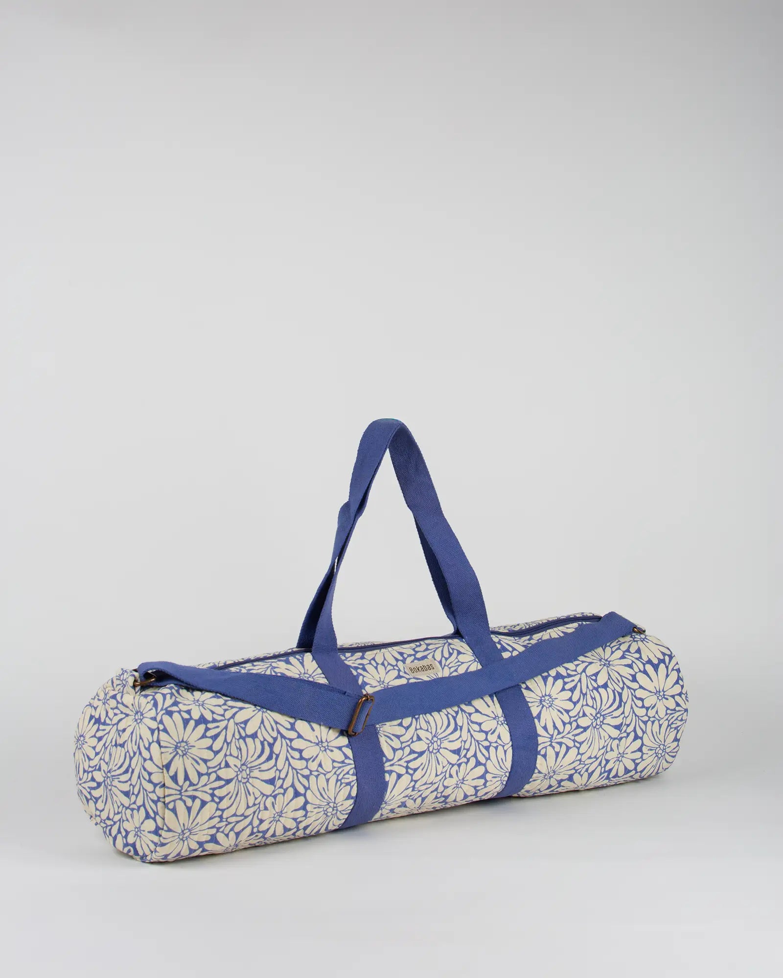 Sac de yoga en tissu matelassé Bokabas, imprimé Daisy fleuri bleu et beige, vue de trois-quarts