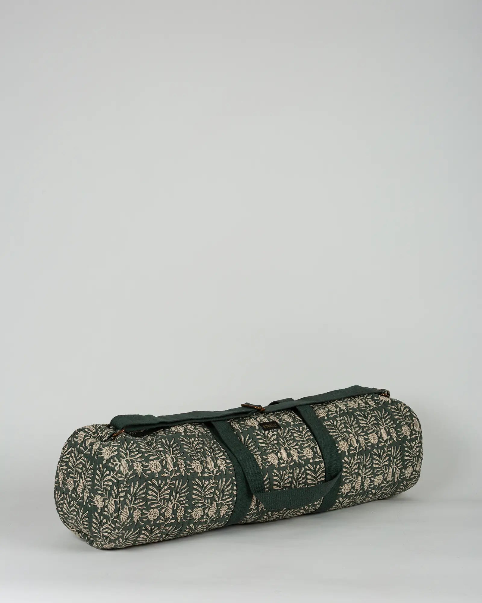 Sac de yoga en tissu matelassé Bokabas, imprimé Dema vert kaki, vue de trois-quarts