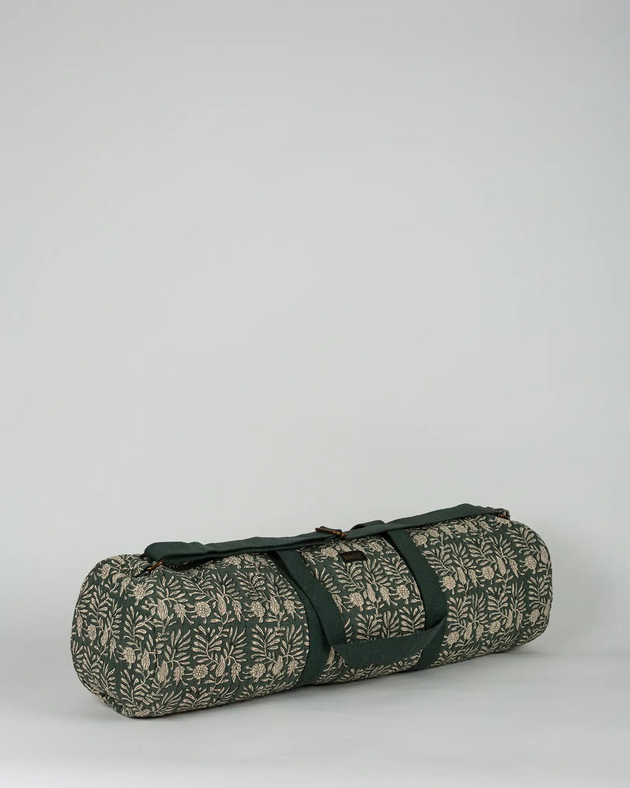 Sac de yoga en tissu matelassé Bokabas, imprimé Dema vert kaki, vue de trois-quarts