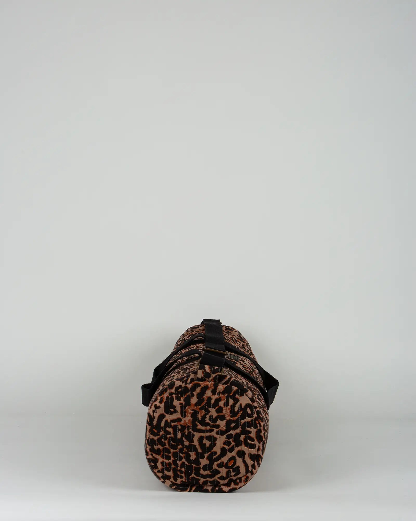 Sac de yoga en tissu matelassé Bokabas, imprimé léopard noir et marron, vue de profil