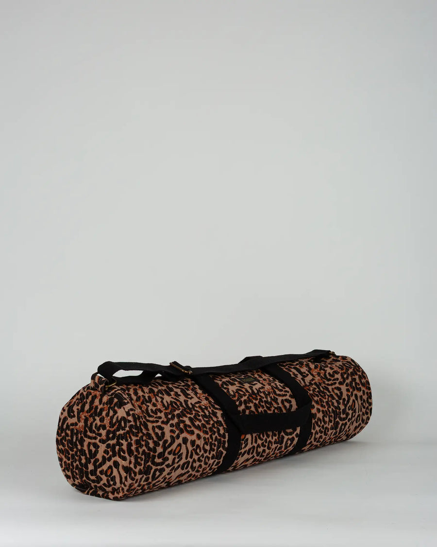 Sac de yoga en tissu matelassé Bokabas, imprimé léopard noir et marron, vue de trois-quarts