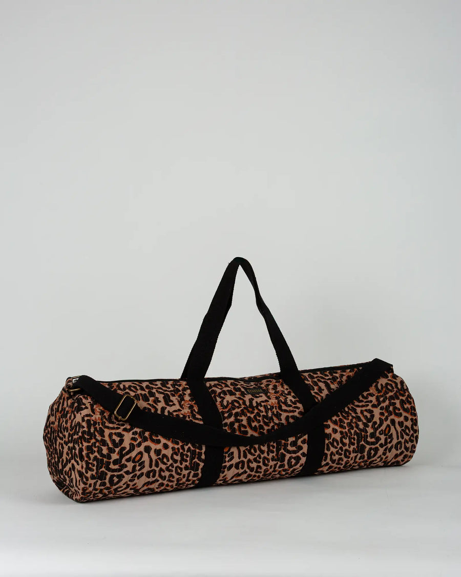 Sac de yoga en tissu matelassé Bokabas, imprimé léopard noir et marron, vue de trois-quarts