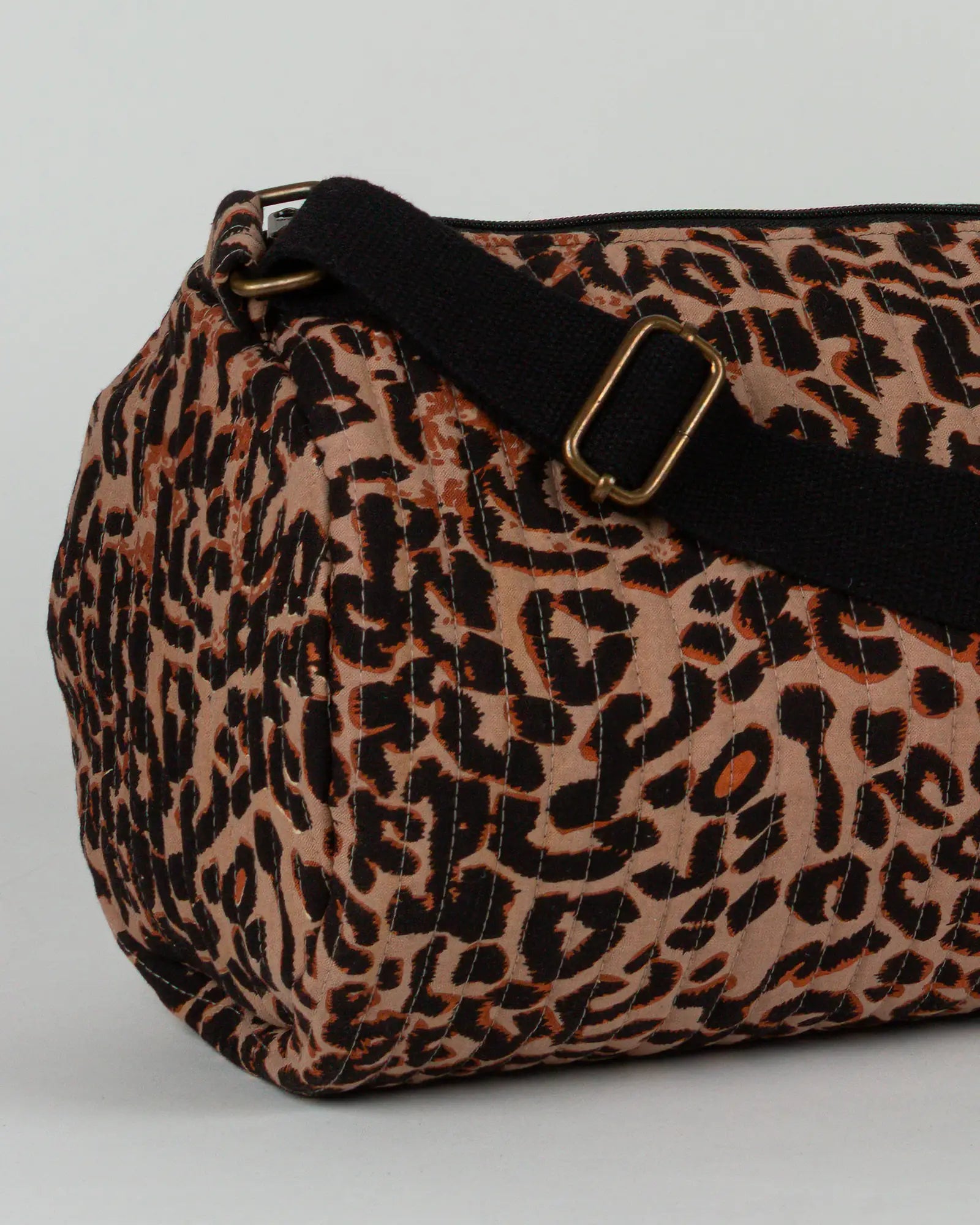 Sac de yoga en tissu matelassé Bokabas, imprimé léopard noir et marron, zoom sur la matière