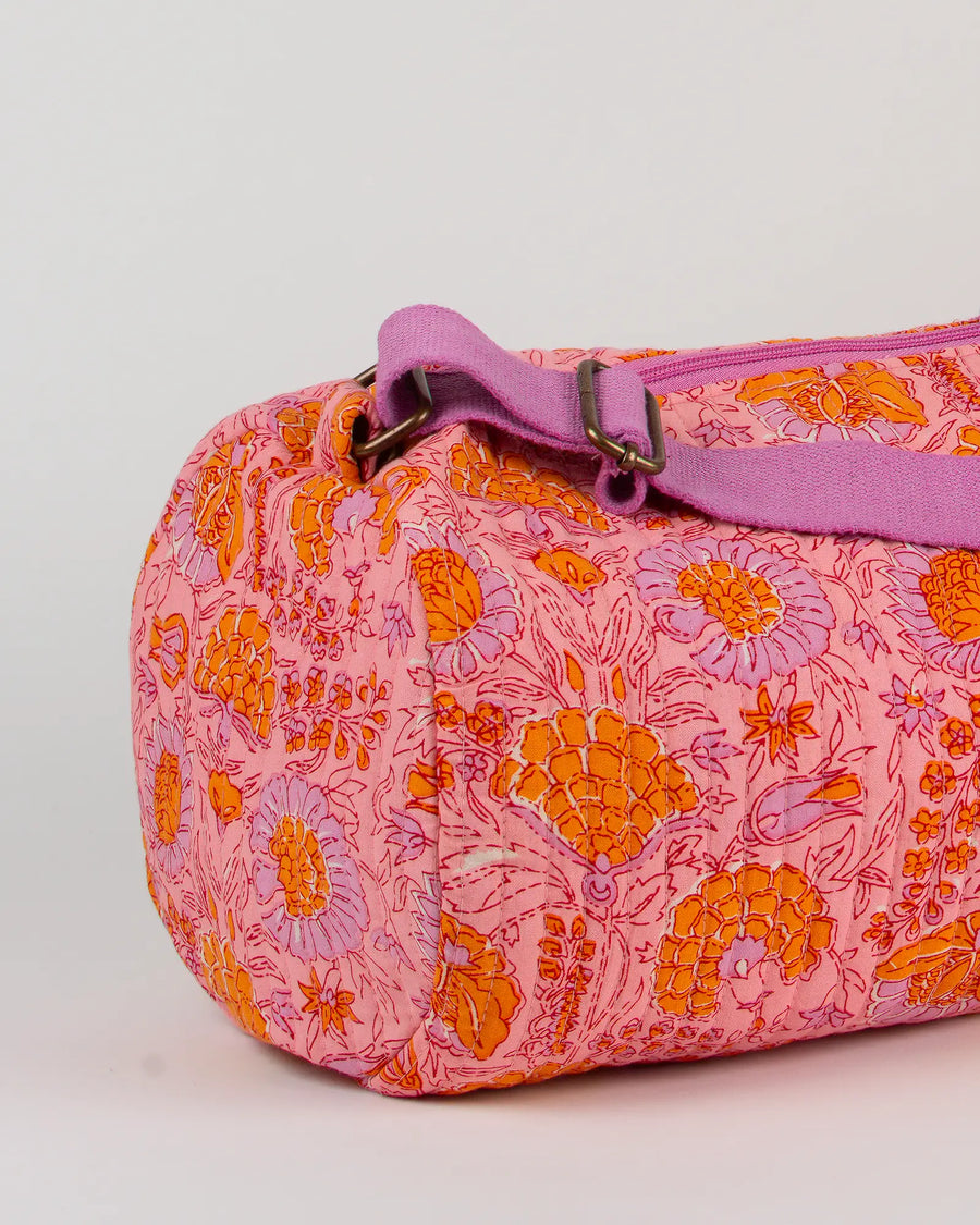 Sac de yoga en tissu matelassé Bokabas, imprimé Marie rose fleuri, zoom sur la matière