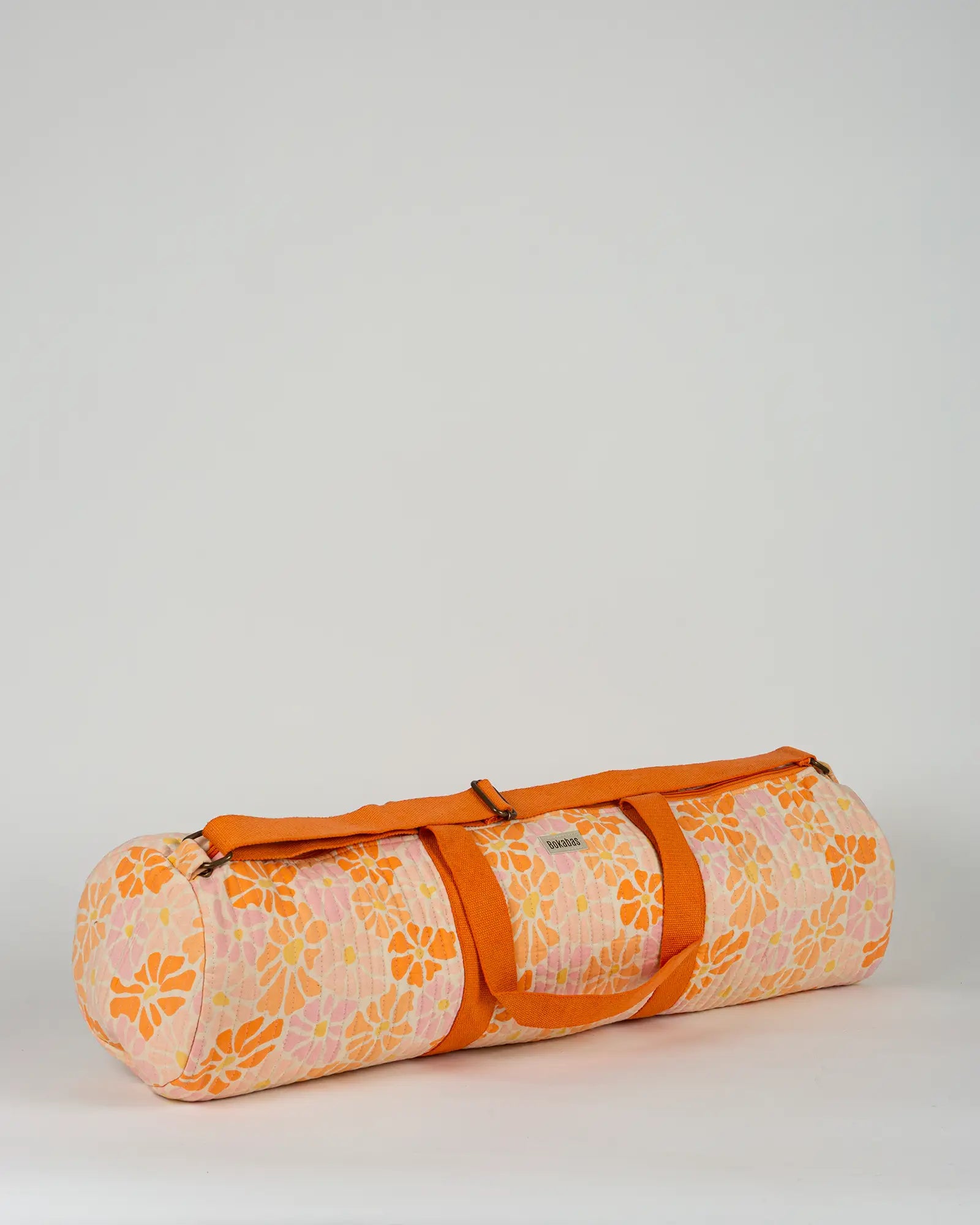 Sac de yoga en tissu matelassé Bokabas, imprimé Peachy fleuri orange, vue de trois-quarts