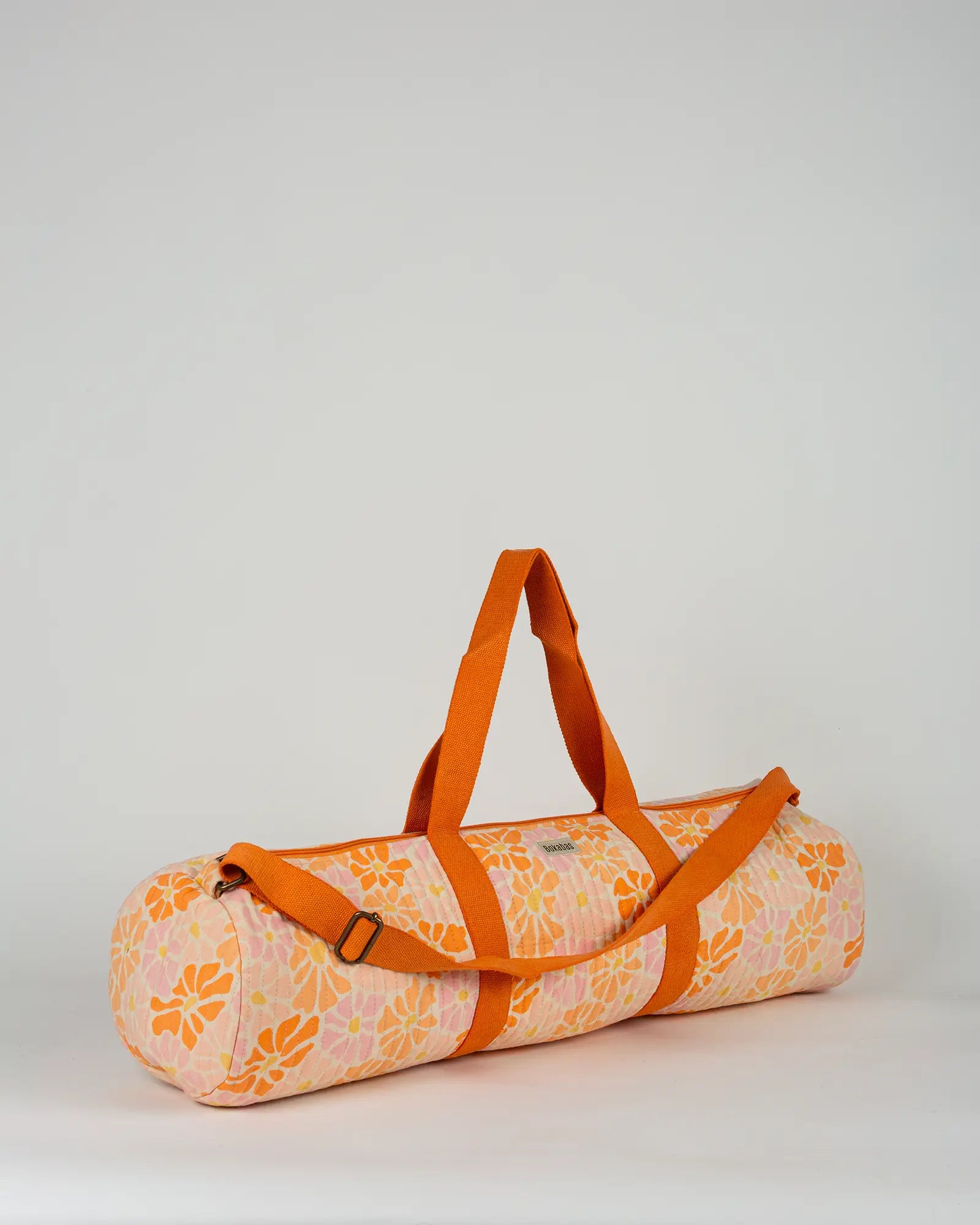 Sac de yoga en tissu matelassé Bokabas, imprimé Peachy fleuri orange, vue de trois-quarts