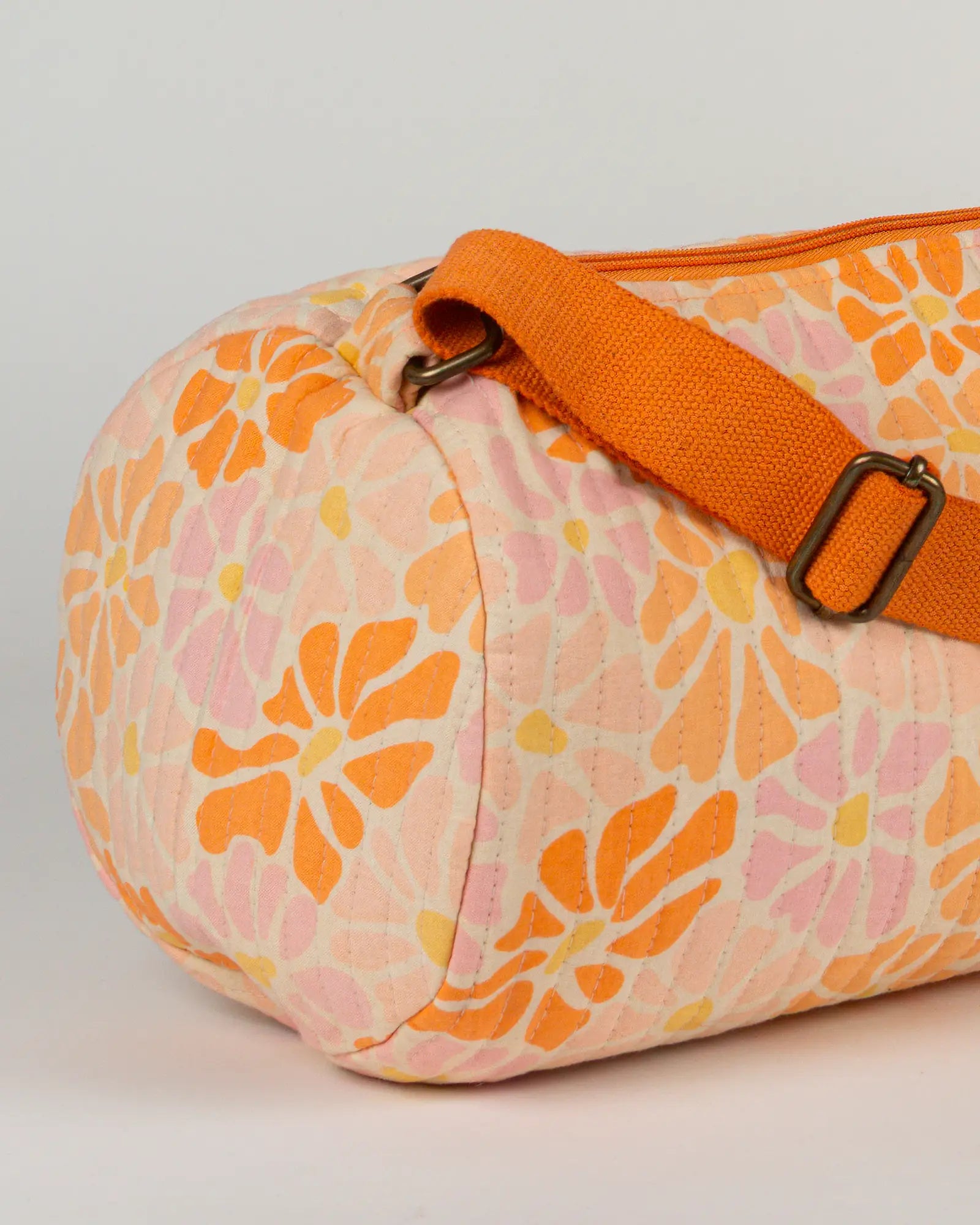 Sac de yoga en tissu matelassé Bokabas, imprimé Peachy fleuri orange, zoom sur la matière