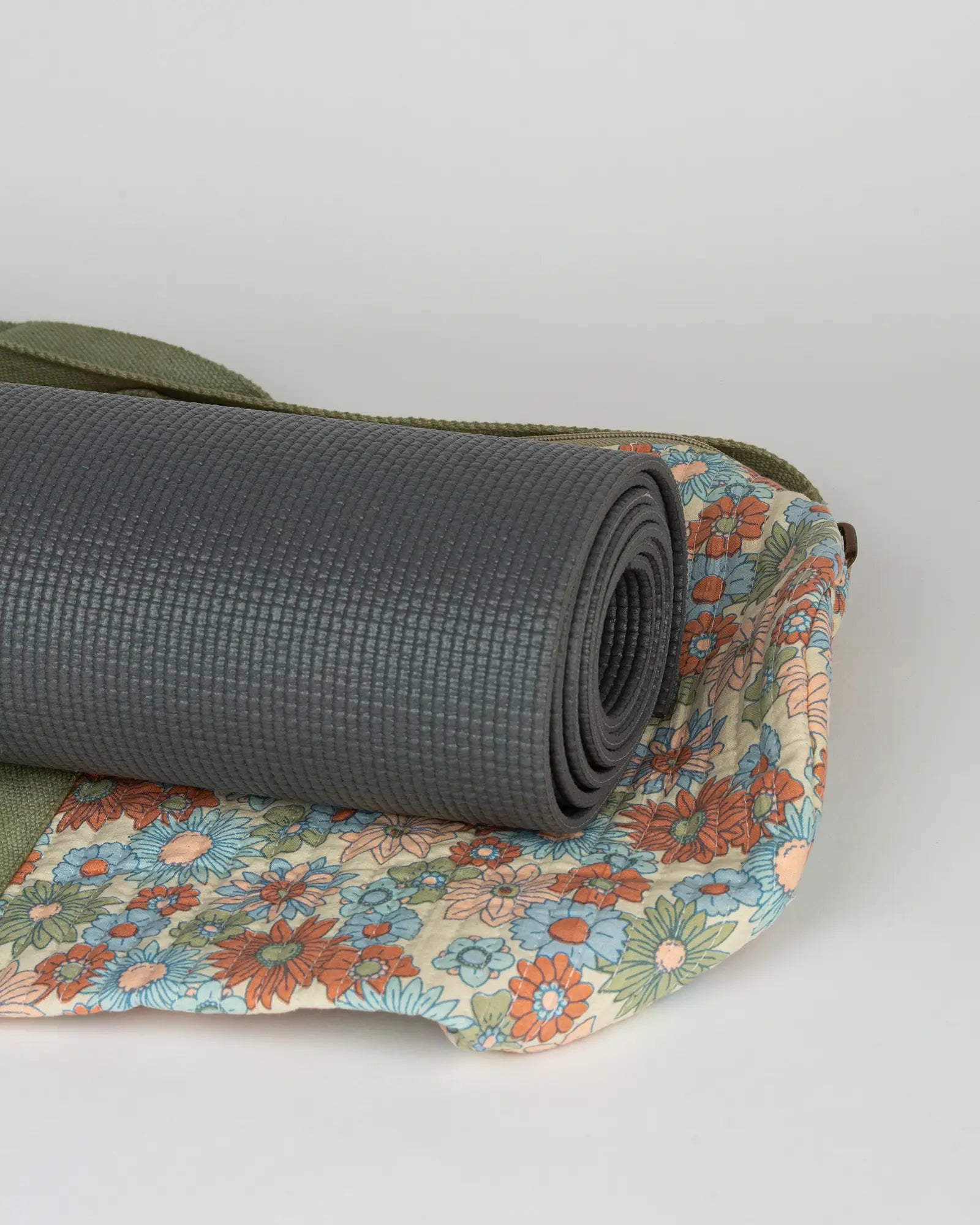 Sac de yoga en tissu matelassé Bokabas, imprimé Rétro liberty vert, bleu et orange, vue de dessus