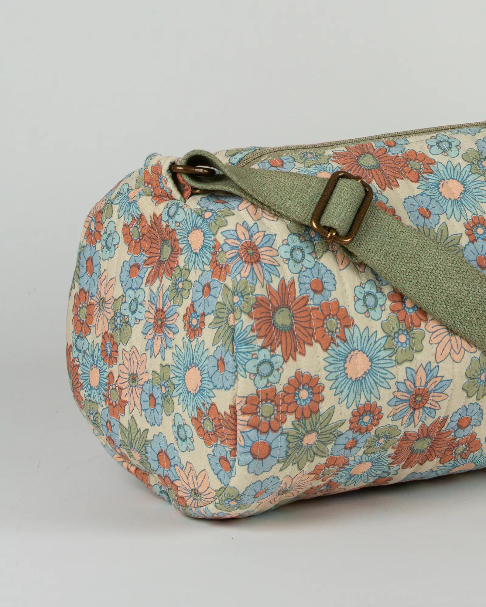 Sac de yoga en tissu matelassé Bokabas, imprimé Rétro liberty vert, bleu et orange, zoom sur la matière