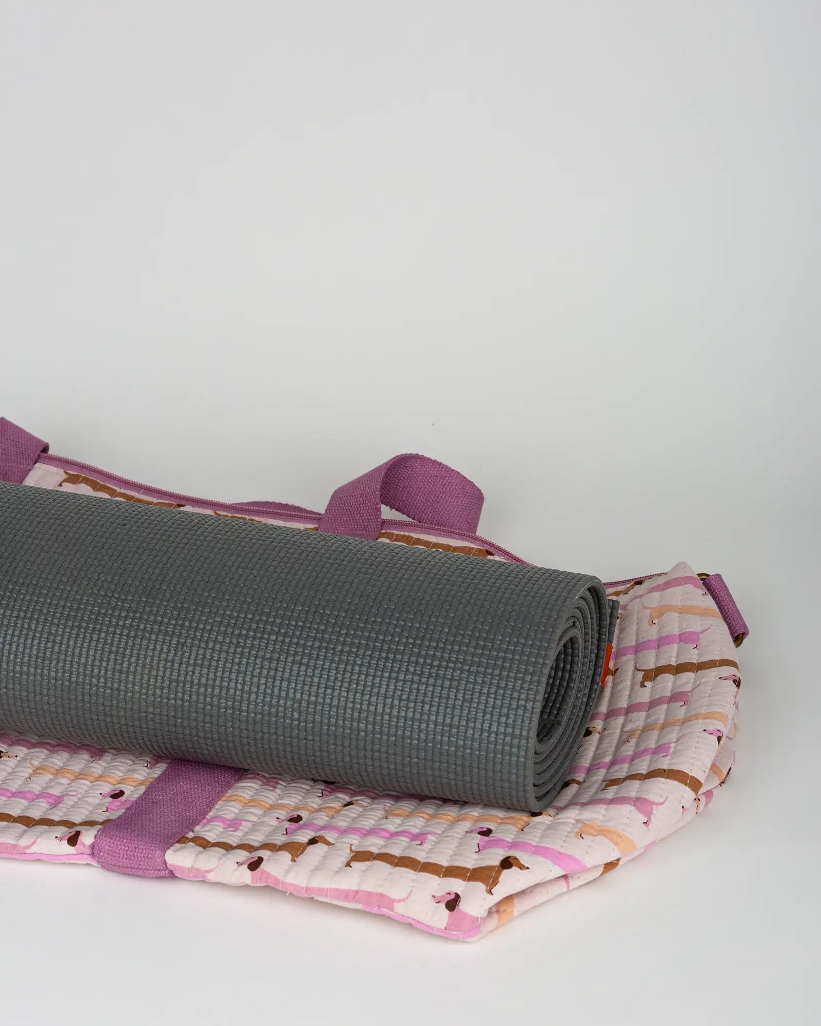 Sac de yoga en tissu matelassé Bokabas, imprimé Saucisse chien teckel rose et violet, vue de dessus