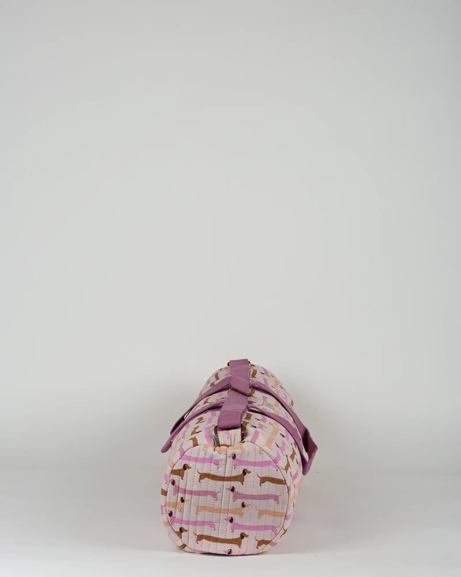Sac de yoga en tissu matelassé Bokabas, imprimé Saucisse chien teckel rose et violet, vue de profil