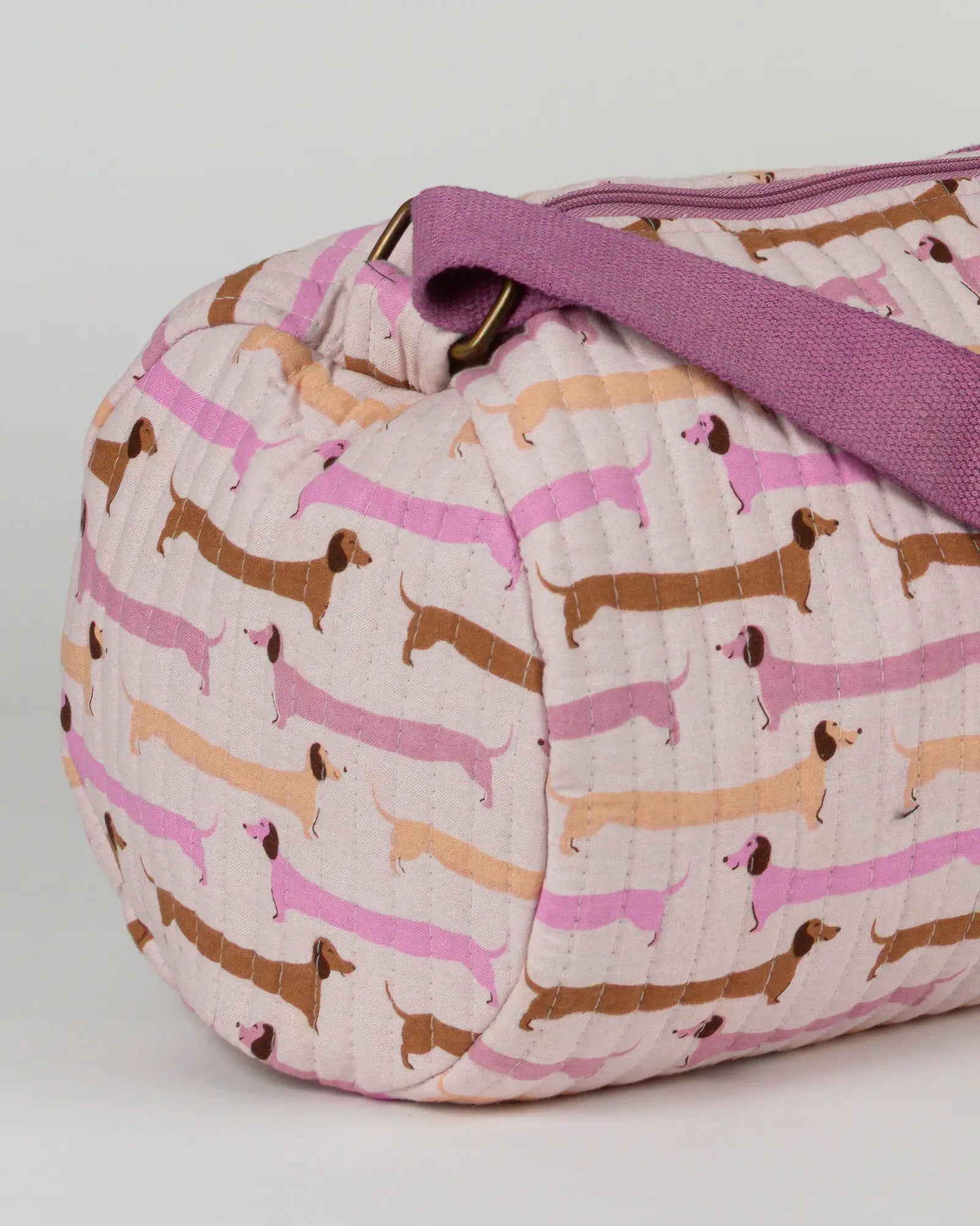 Sac de yoga en tissu matelassé Bokabas, imprimé Saucisse chien teckel rose et violet, zoom sur la matière