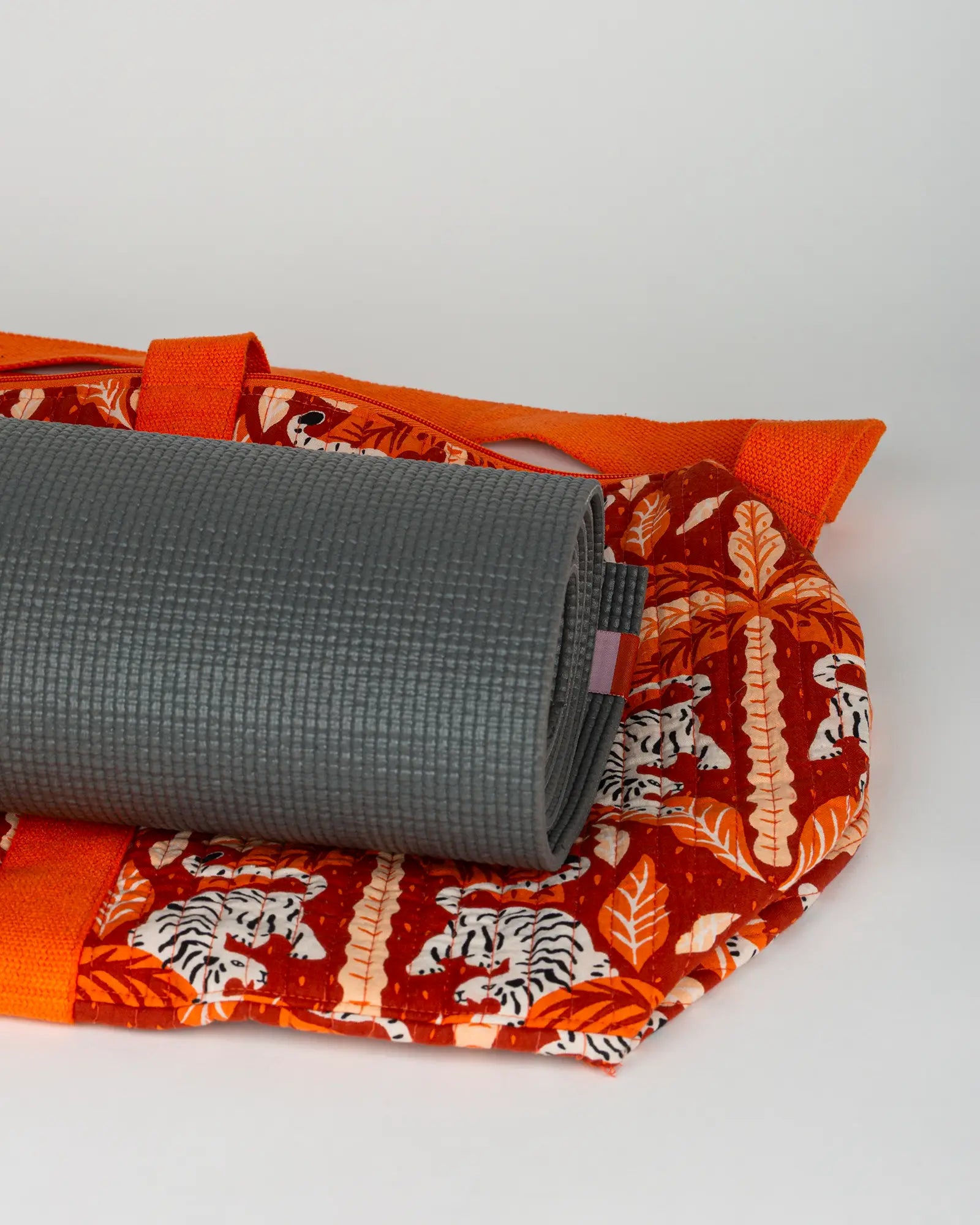 Sac de yoga en tissu matelassé Bokabas, imprimé Tropique palmier et guépard orange, vue de dessus