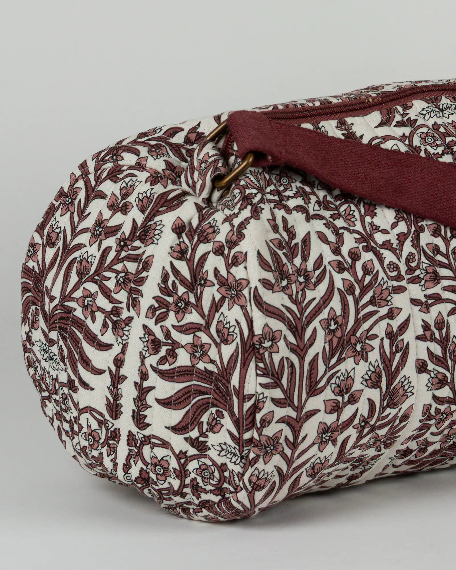 Sac de yoga en tissu matelassé Bokabas, imprimé Vale fleuri marron et blanc, zoom sur la matière