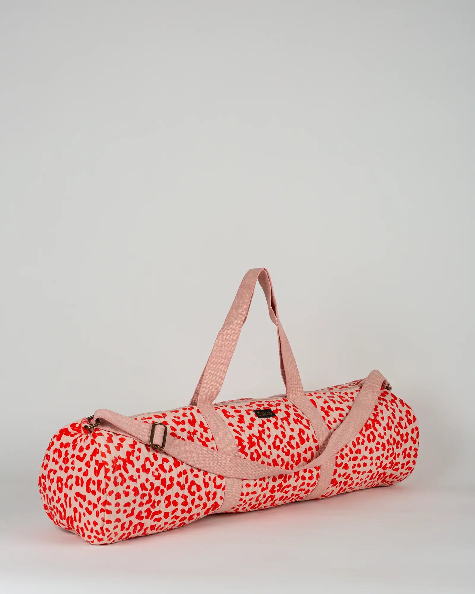 Sac de yoga en tissu matelassé Bokabas, imprimé Valentine léopard rouge et rose, vue de trois-quarts