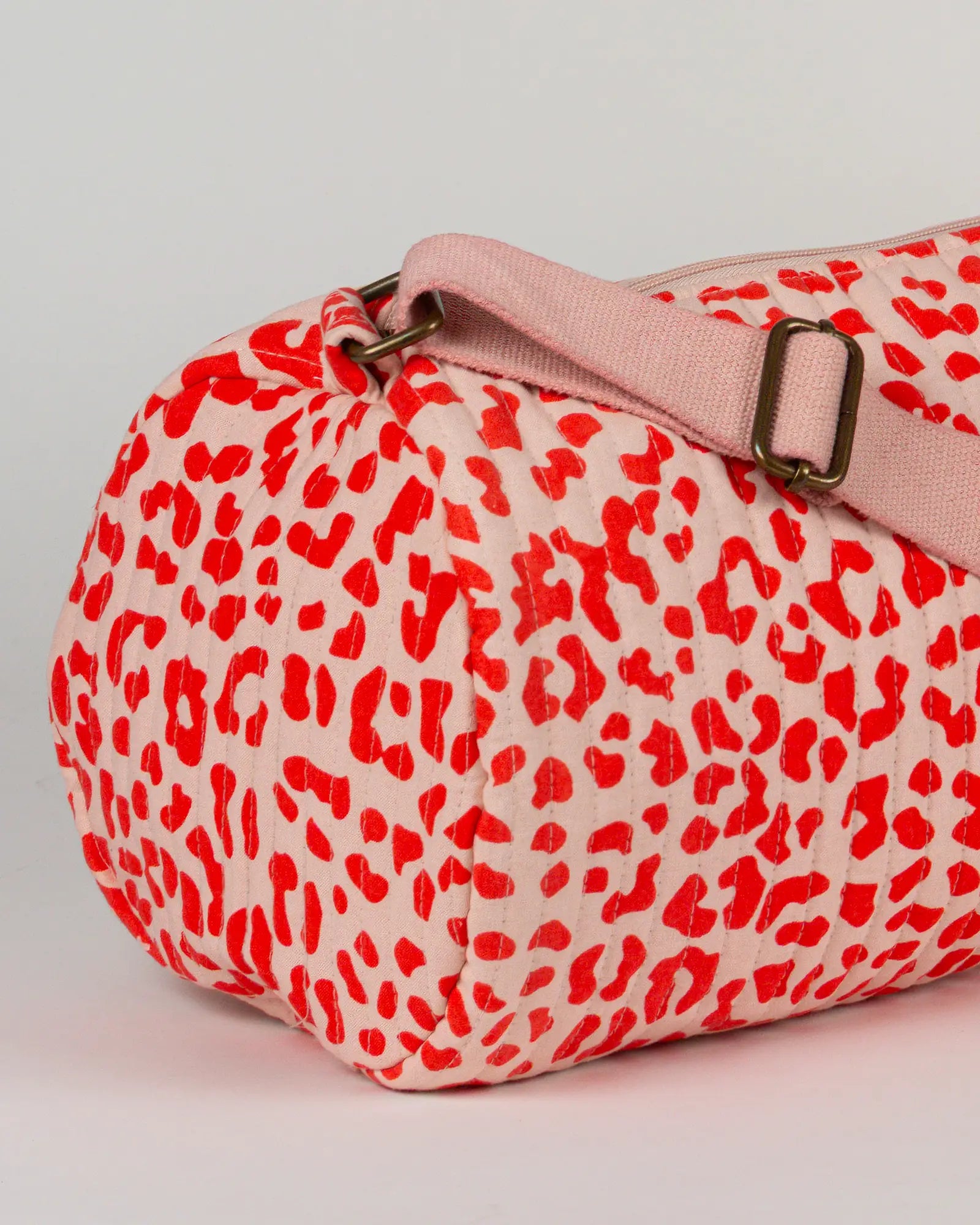 Sac de yoga en tissu matelassé Bokabas, imprimé Valentine léopard rouge et rose, zoom sur la matière