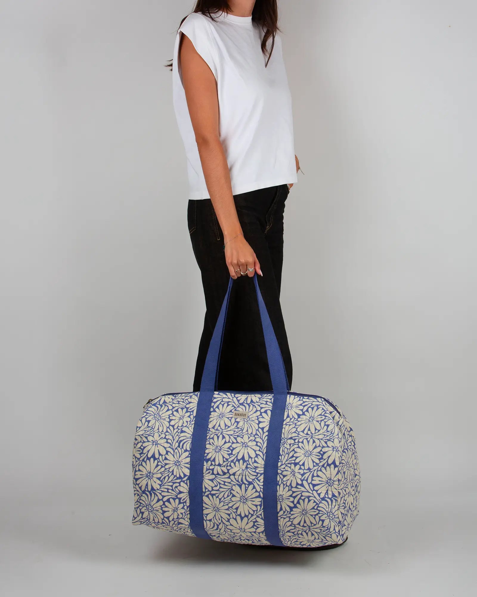 Sac week-end matelassé Bokabas, imprimé Daisy fleuri bleu et beige, porté
