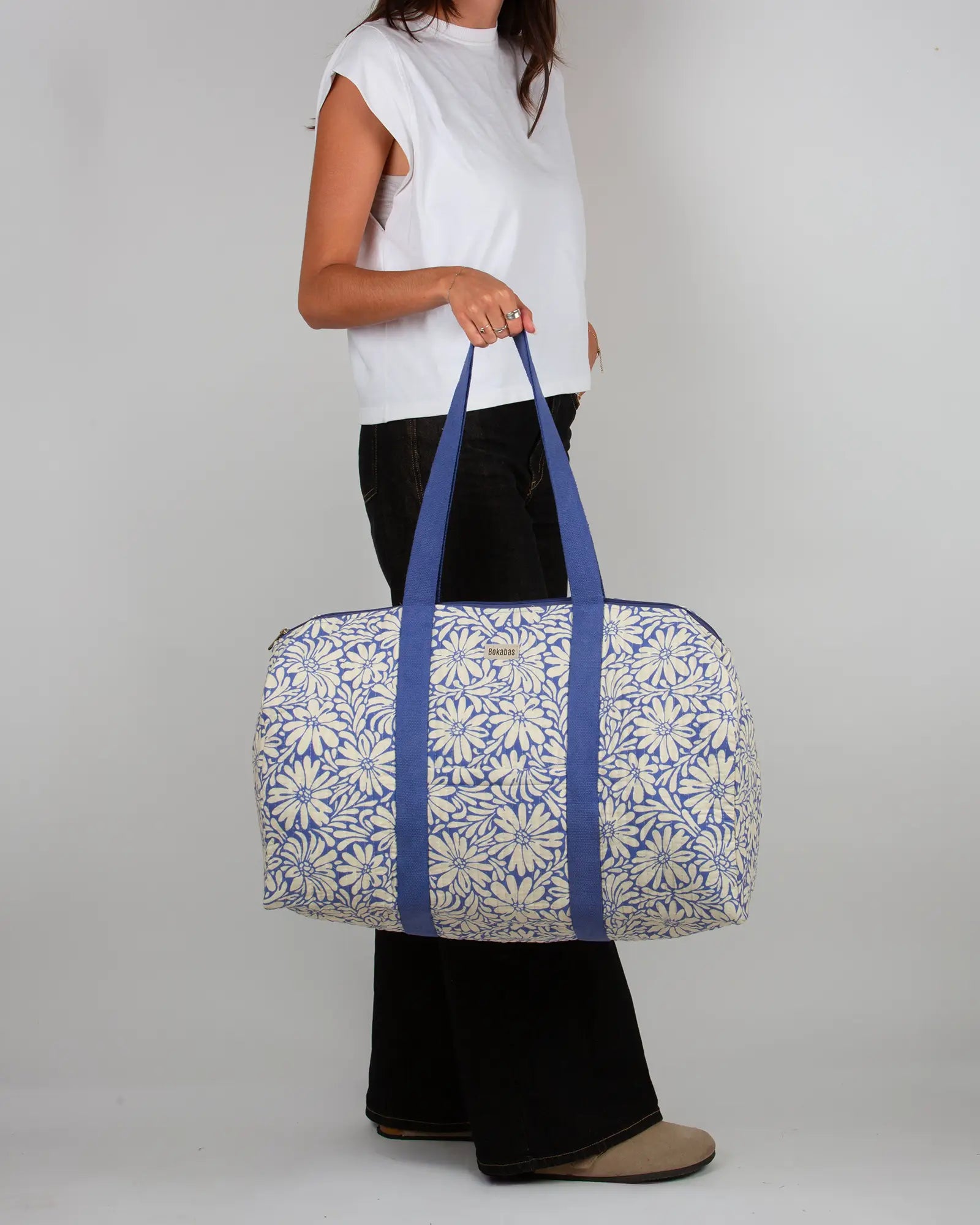 Sac week-end matelassé Bokabas, imprimé Daisy fleuri bleu et beige, porté