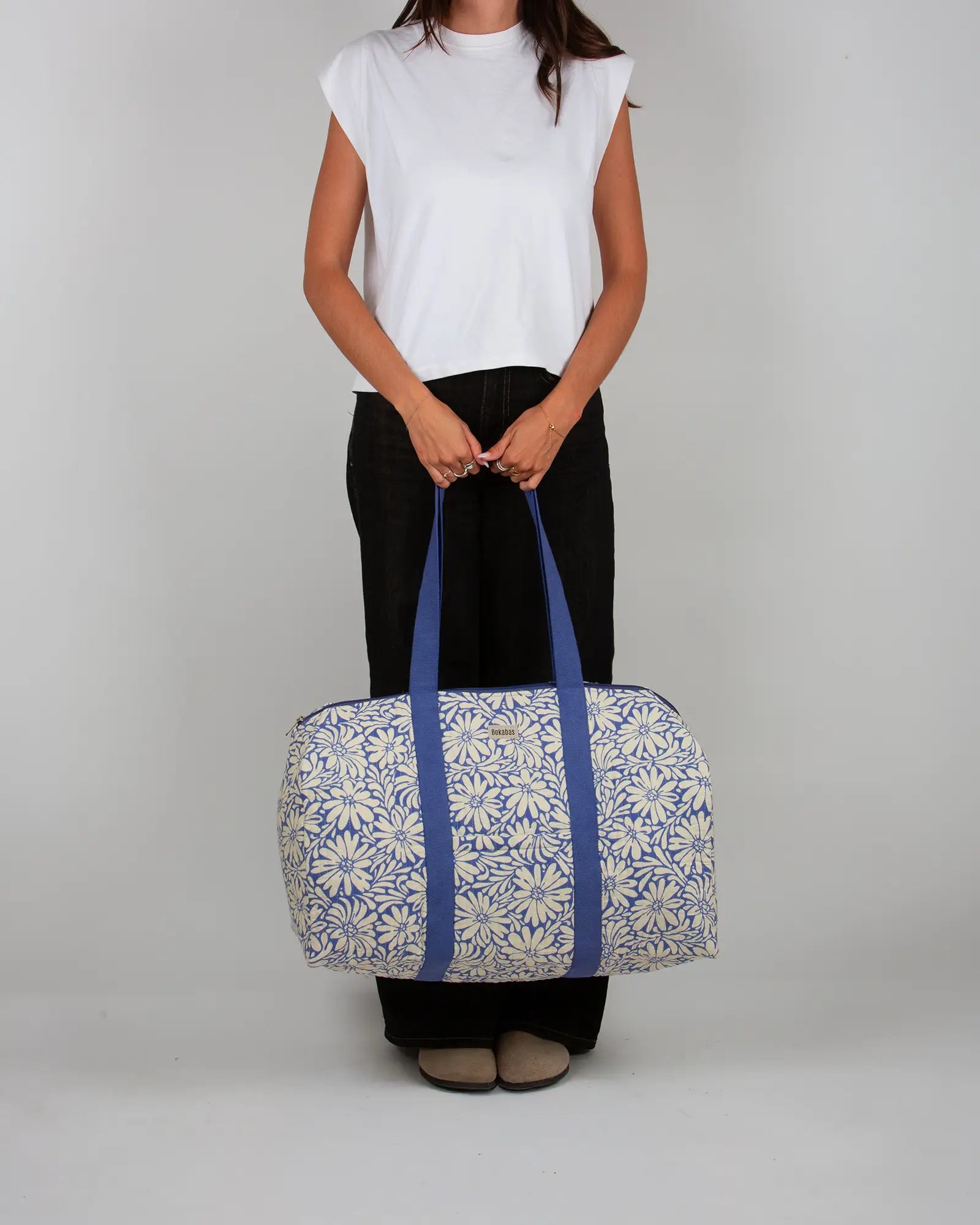 Sac week-end matelassé Bokabas, imprimé Daisy fleuri bleu et beige, porté