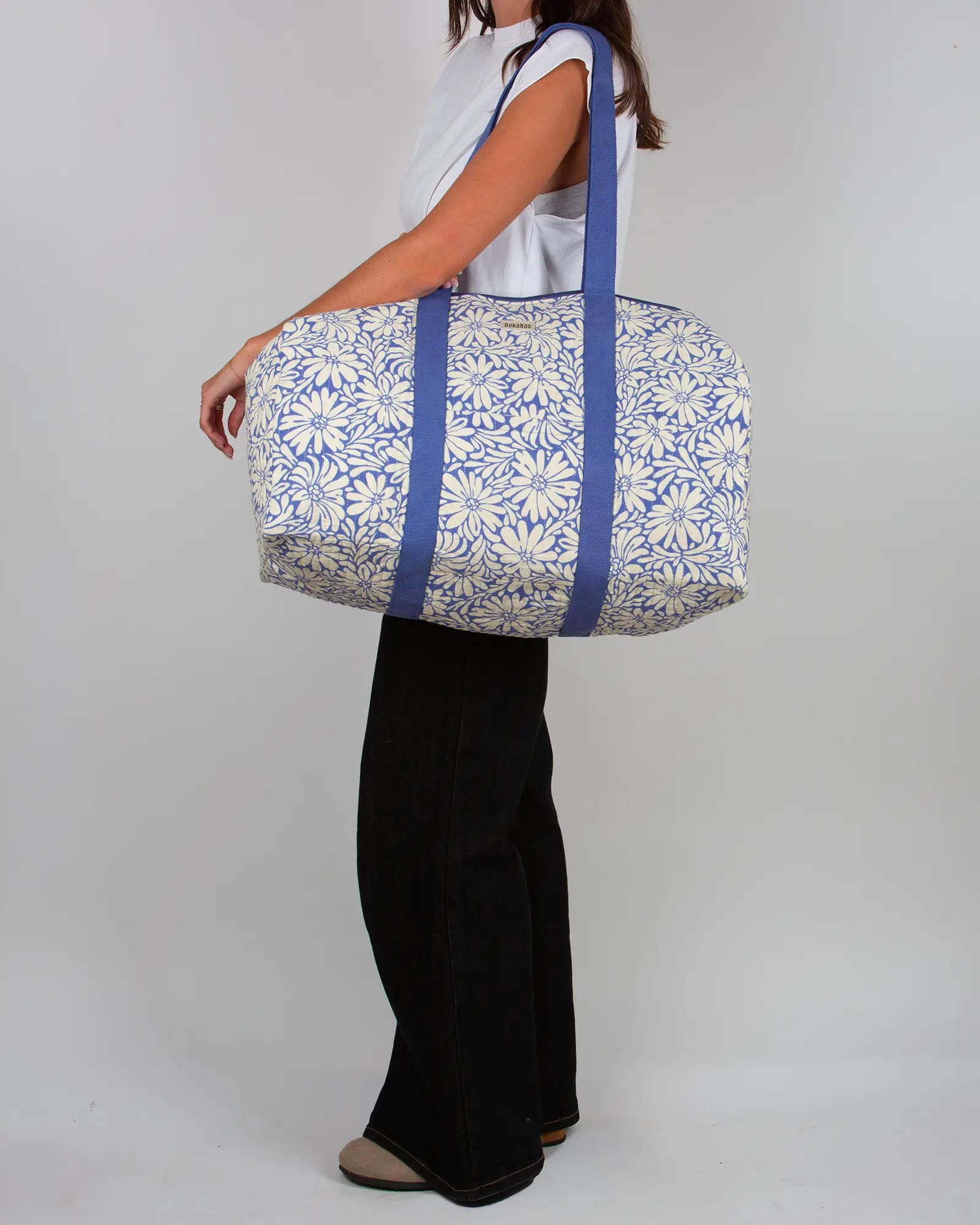Sac week-end matelassé Bokabas, imprimé Daisy fleuri bleu et beige, porté