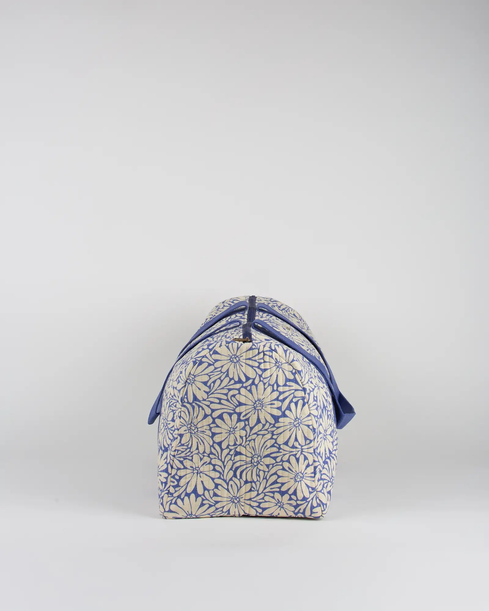 Sac week-end matelassé Bokabas, imprimé Daisy fleuri bleu et beige, vue de profil