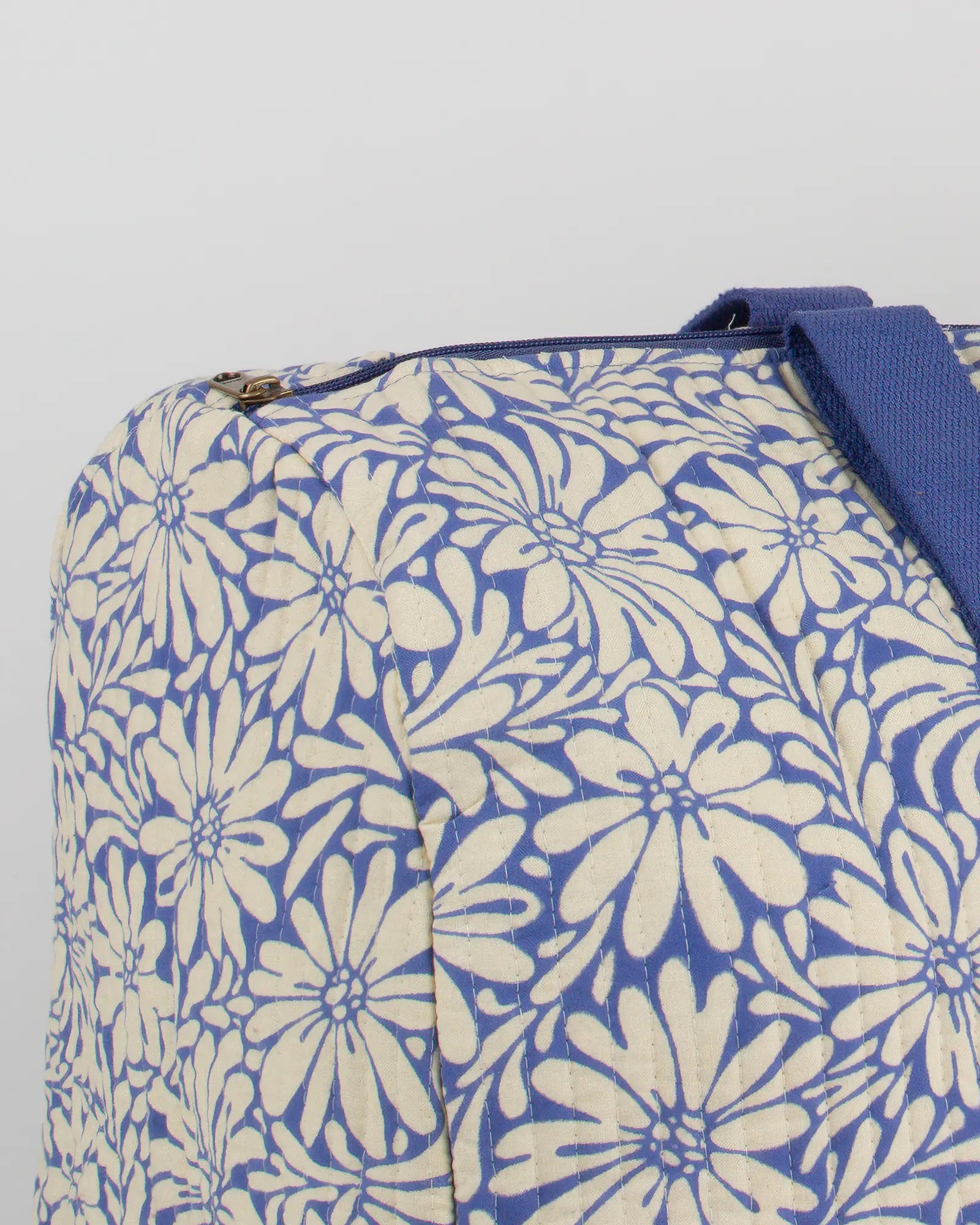 Sac week-end matelassé Bokabas, imprimé Daisy fleuri bleu et beige, zoom sur la matière