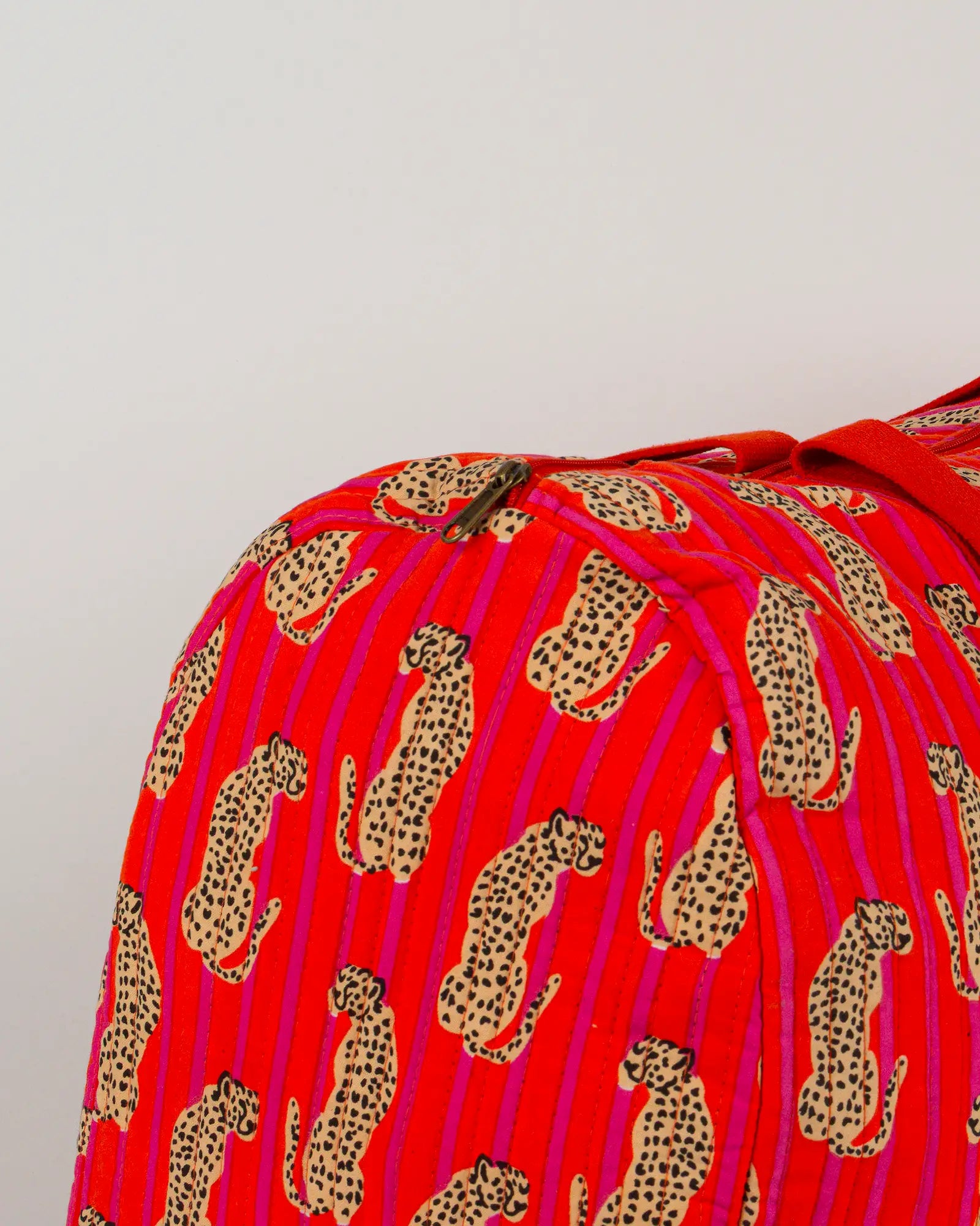 Sac week-end matelassé Bokabas, imprimé Guépard rayé orange et rose, zoom sur la matière