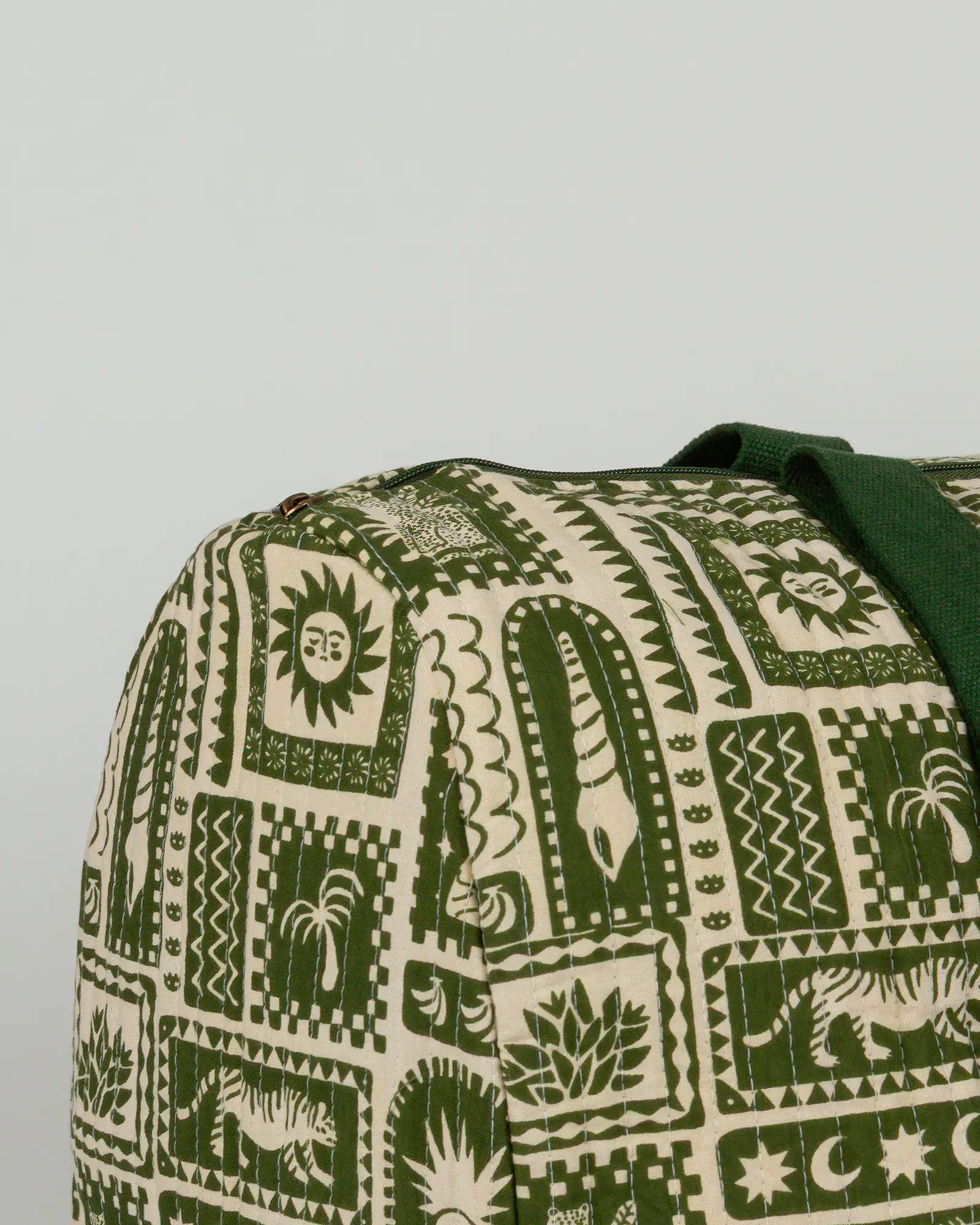 Sac week-end matelassé Bokabas, imprimé Art vert kaki et beige, zoom sur la matière