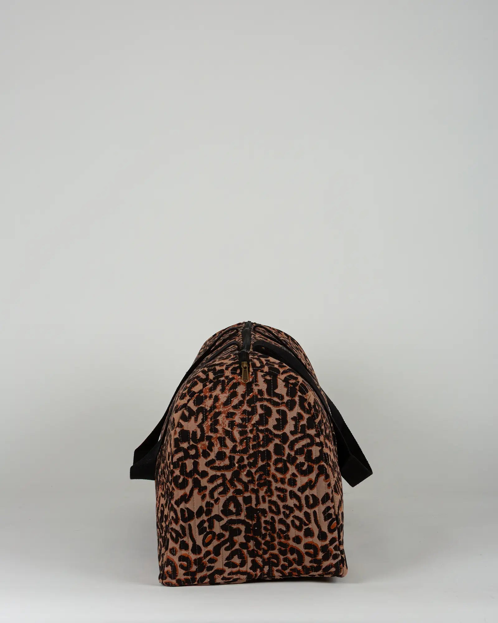 Sac week-end matelassé Bokabas, imprimé léopard noir et marron, vue de profil