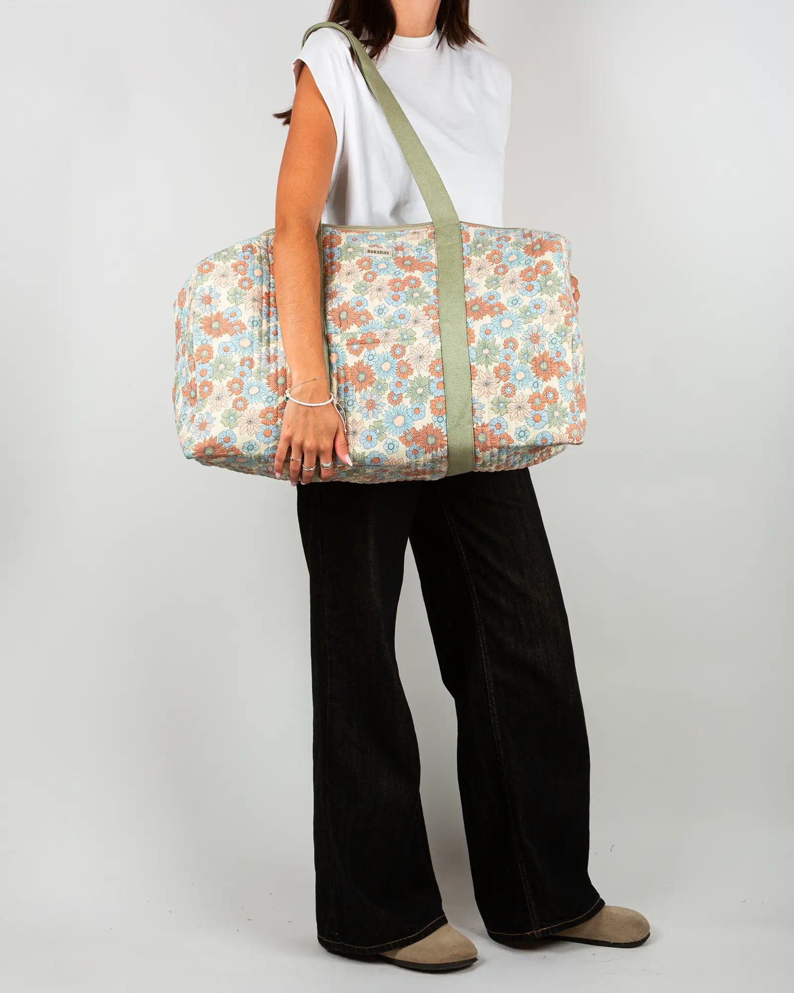 Sac week-end matelassé Bokabas, imprimé Rétro liberty vert, bleu et orange, porté