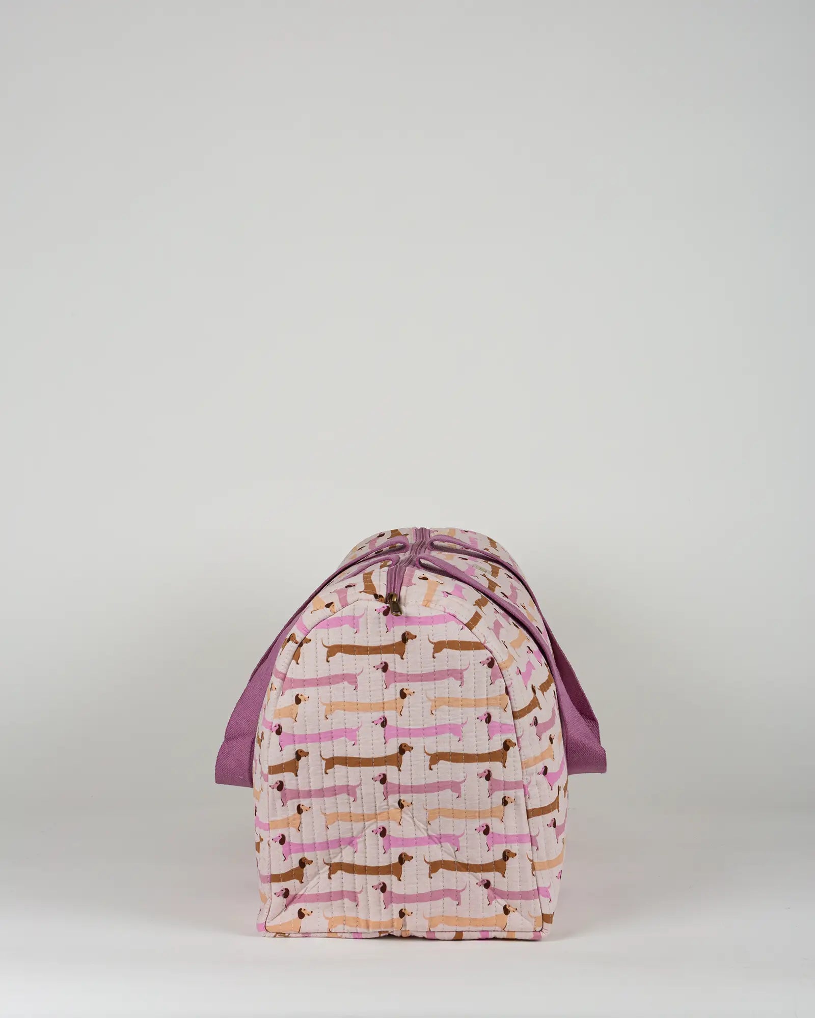Sac week-end matelassé Bokabas, imprimé Saucisse chien teckel rose et violet, vue de profil
