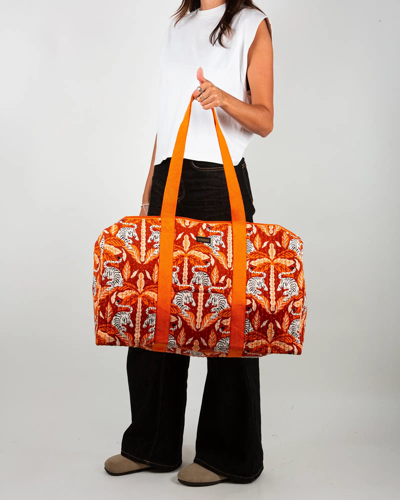 Sac week-end matelassé Bokabas, imprimé Tropique palmier et guépard orange, porté