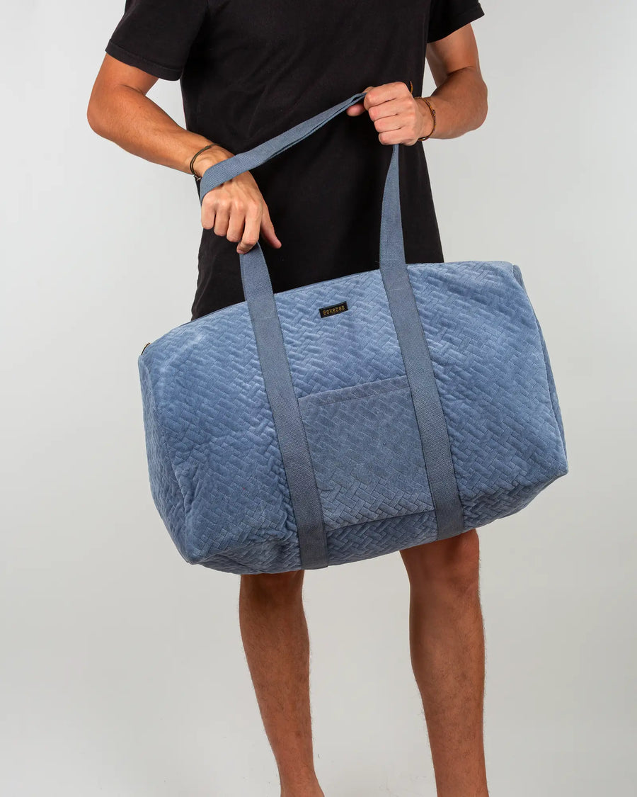 Sac week-end en velours côtelé Bokabas, bleu ciel, porté