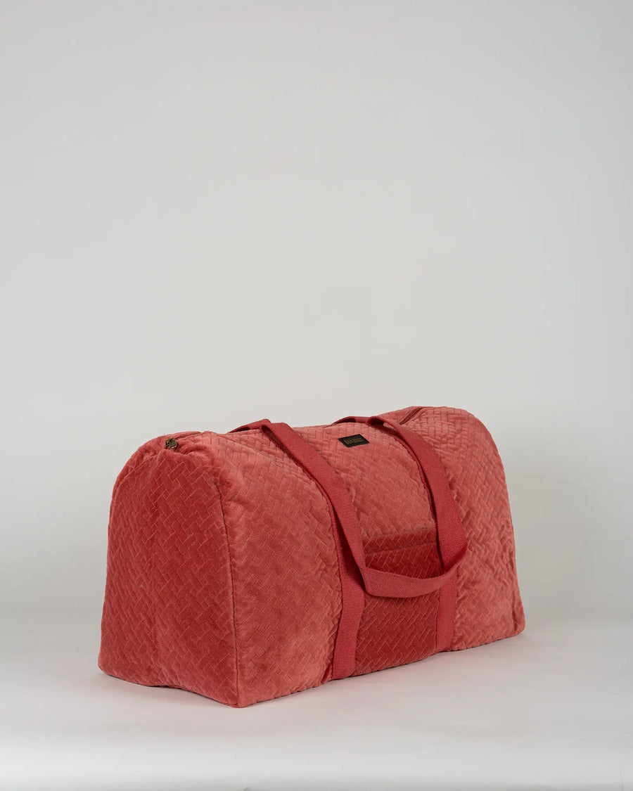 Sac week-end en velours côtelé Bokabas, rose framboise, vue de trois-quarts