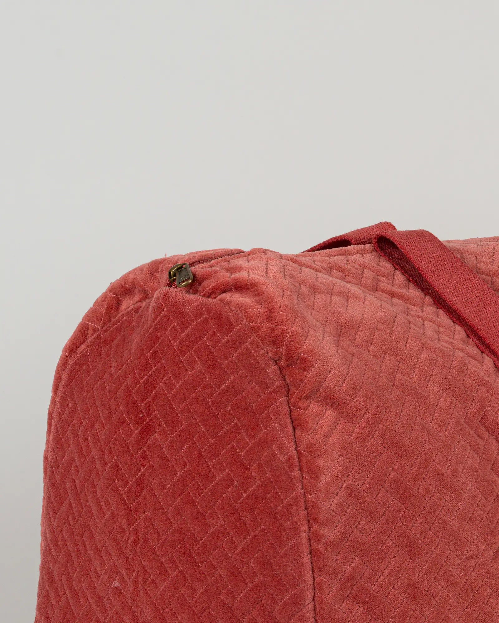 Sac week-end en velours côtelé Bokabas, rose framboise, zoom sur la matière