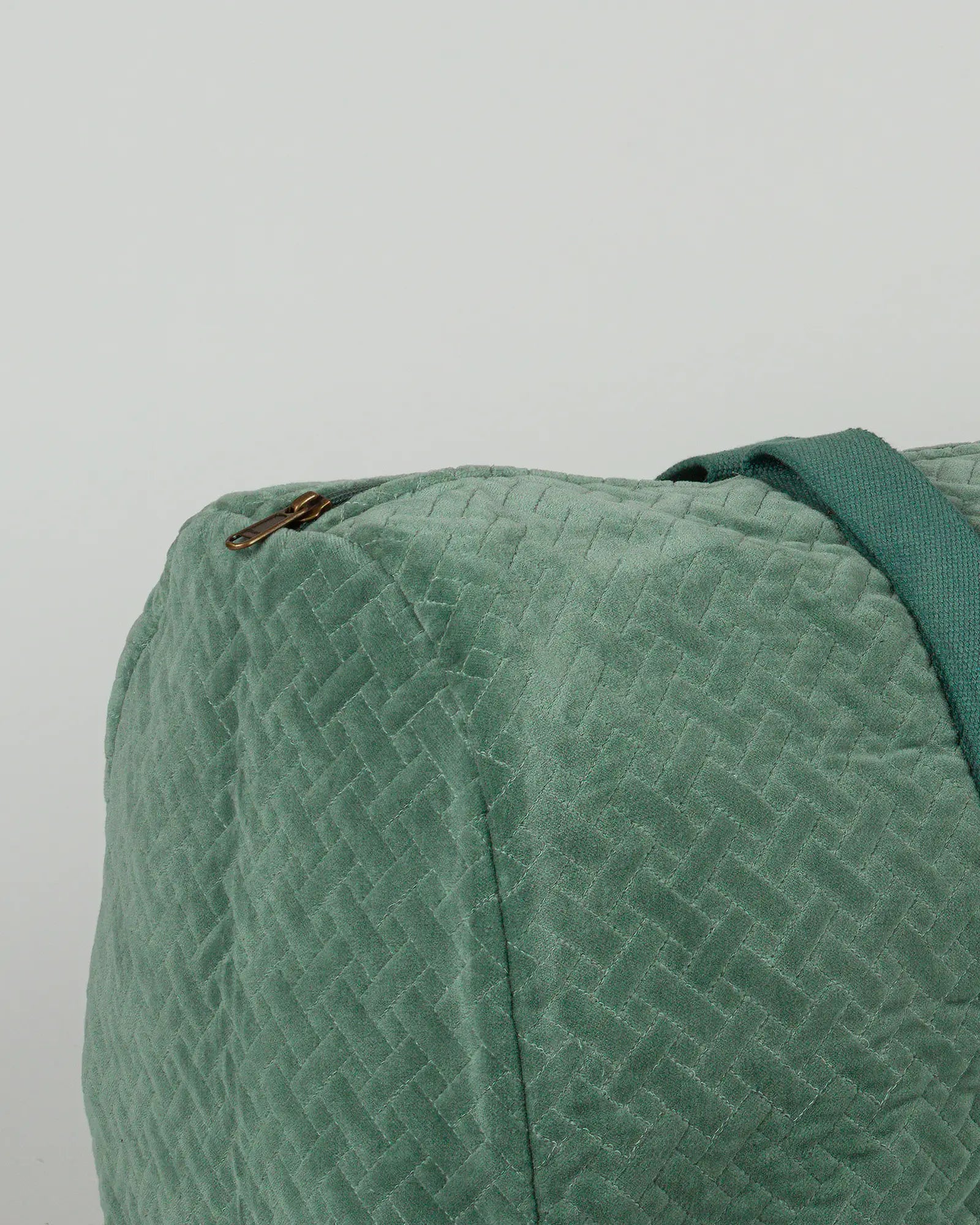Sac week-end en velours côtelé Bokabas, vert sauge, zoom sur la matière