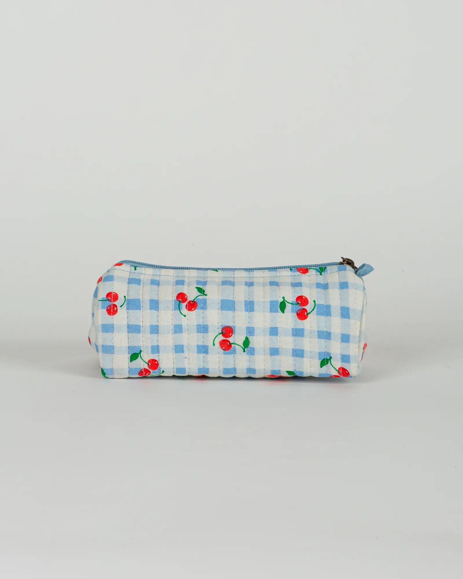 Trousse à crayons scolaire matelassée Bokabas, imprimé Cerise vichy bleu, vue de dos